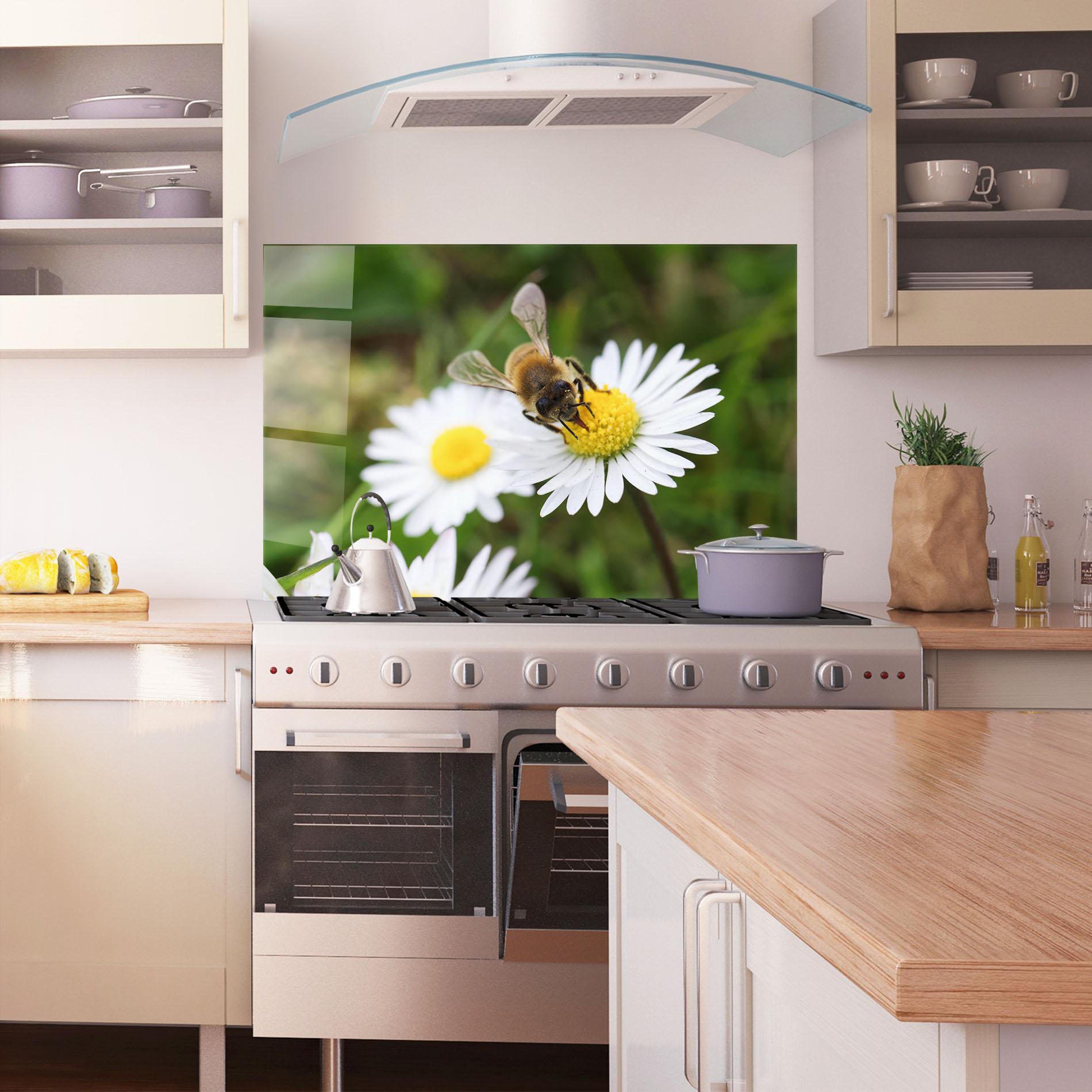 Panou Sticla Bucatarie Bee On Little Daisy mockup 1