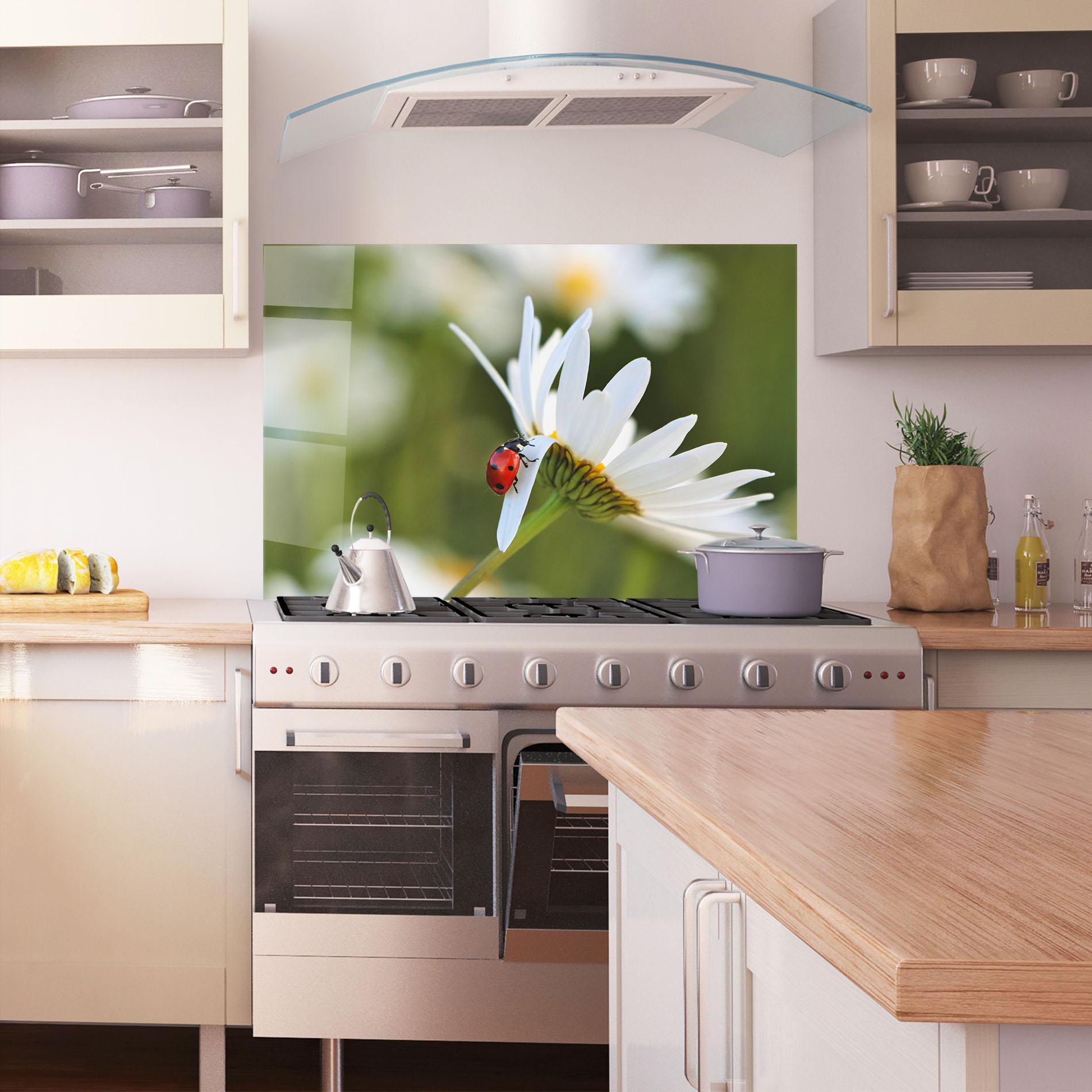 Panou Sticla Bucatarie Ladybug On Daisy Petal mockup 1