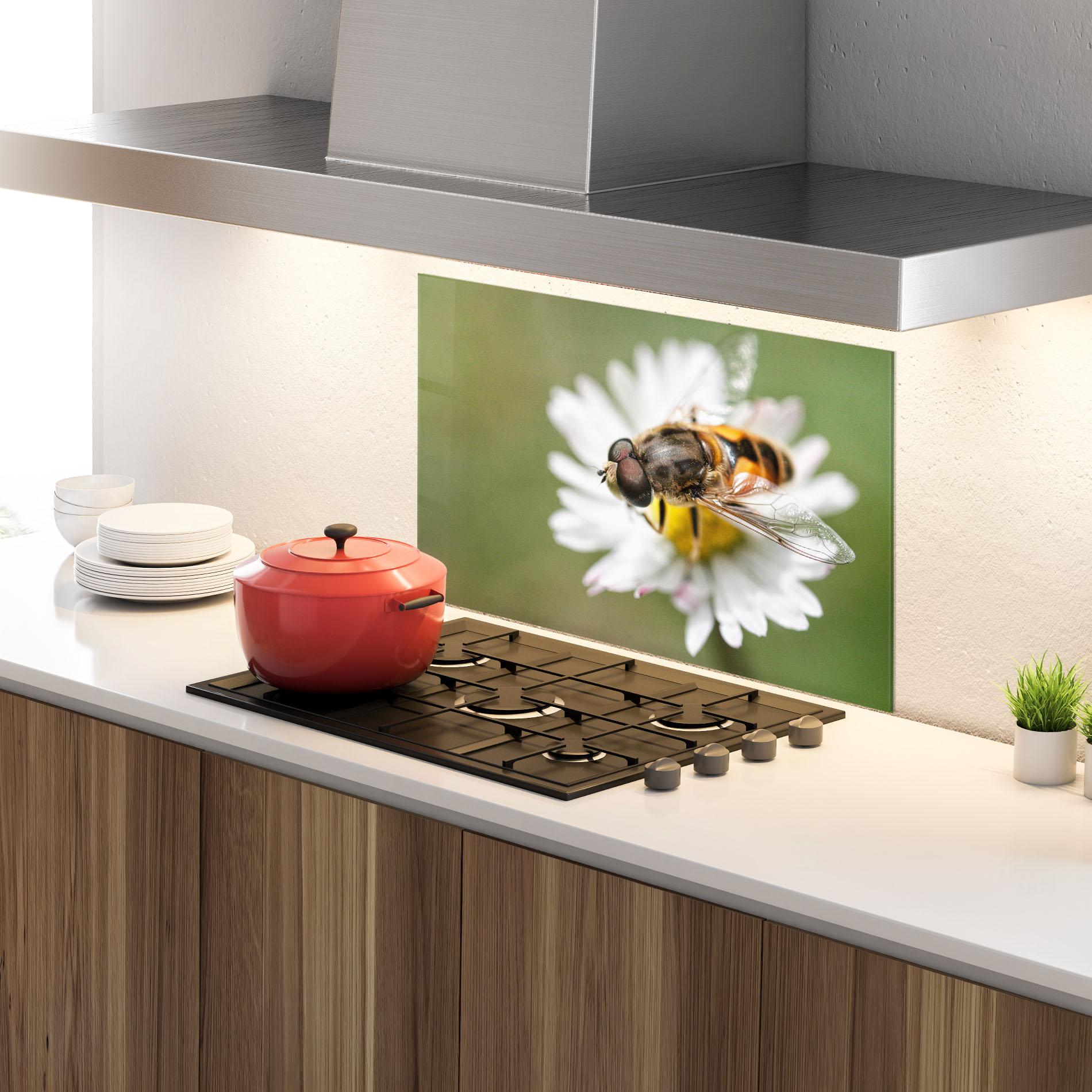 Panou Sticla Bucatarie Bee On Small Daisy mockup 4