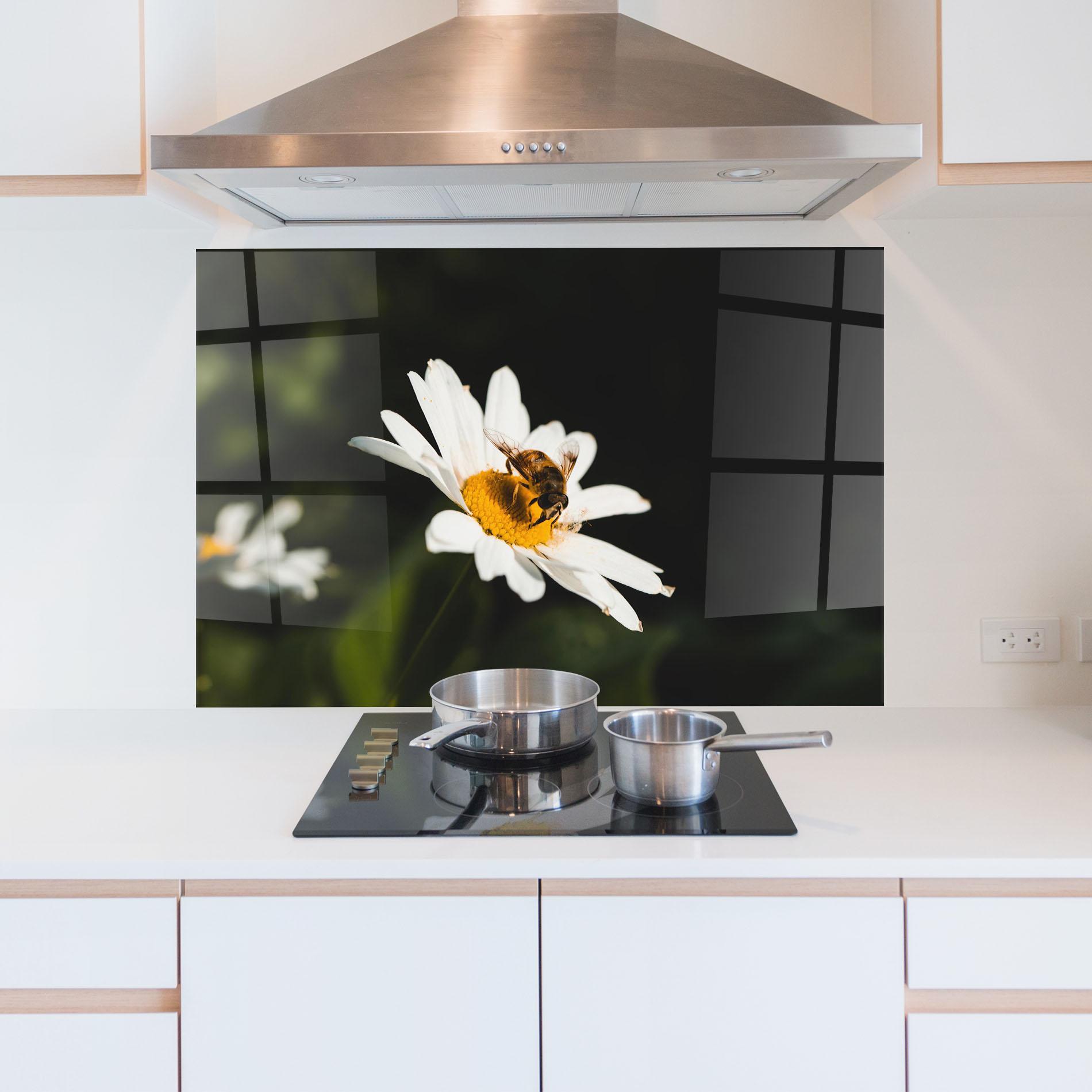 Panou Sticla Bucatarie Bee Flying On Daisy mockup 5