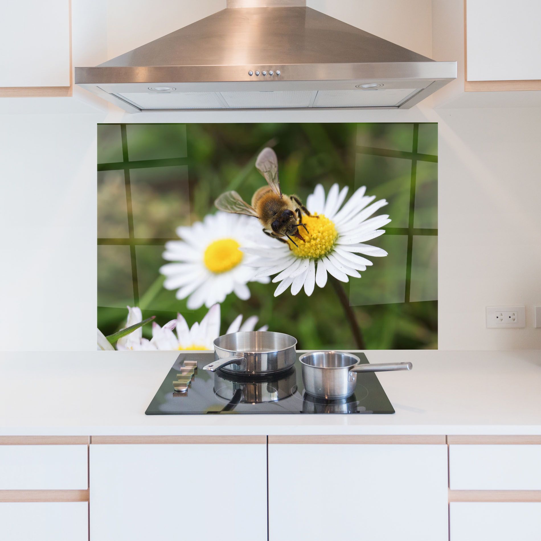 Bee On Little Daisy mockup 5