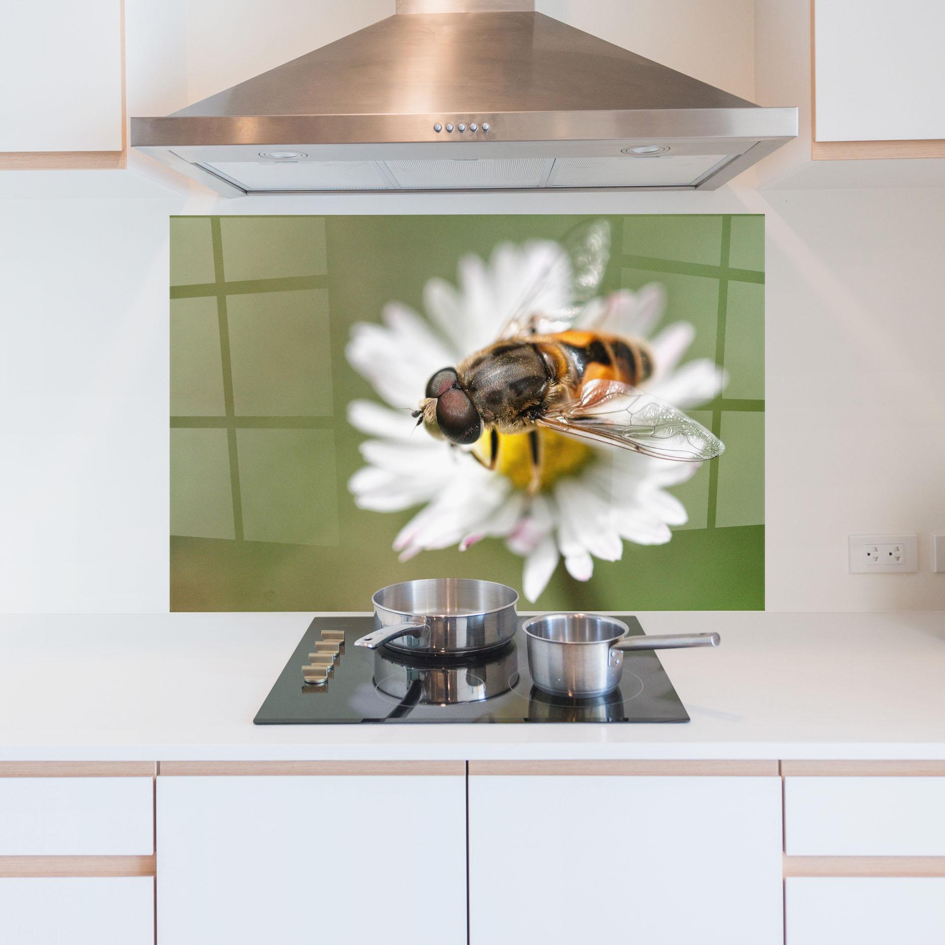 Panou Sticla Bucatarie Bee On Small Daisy mockup 5