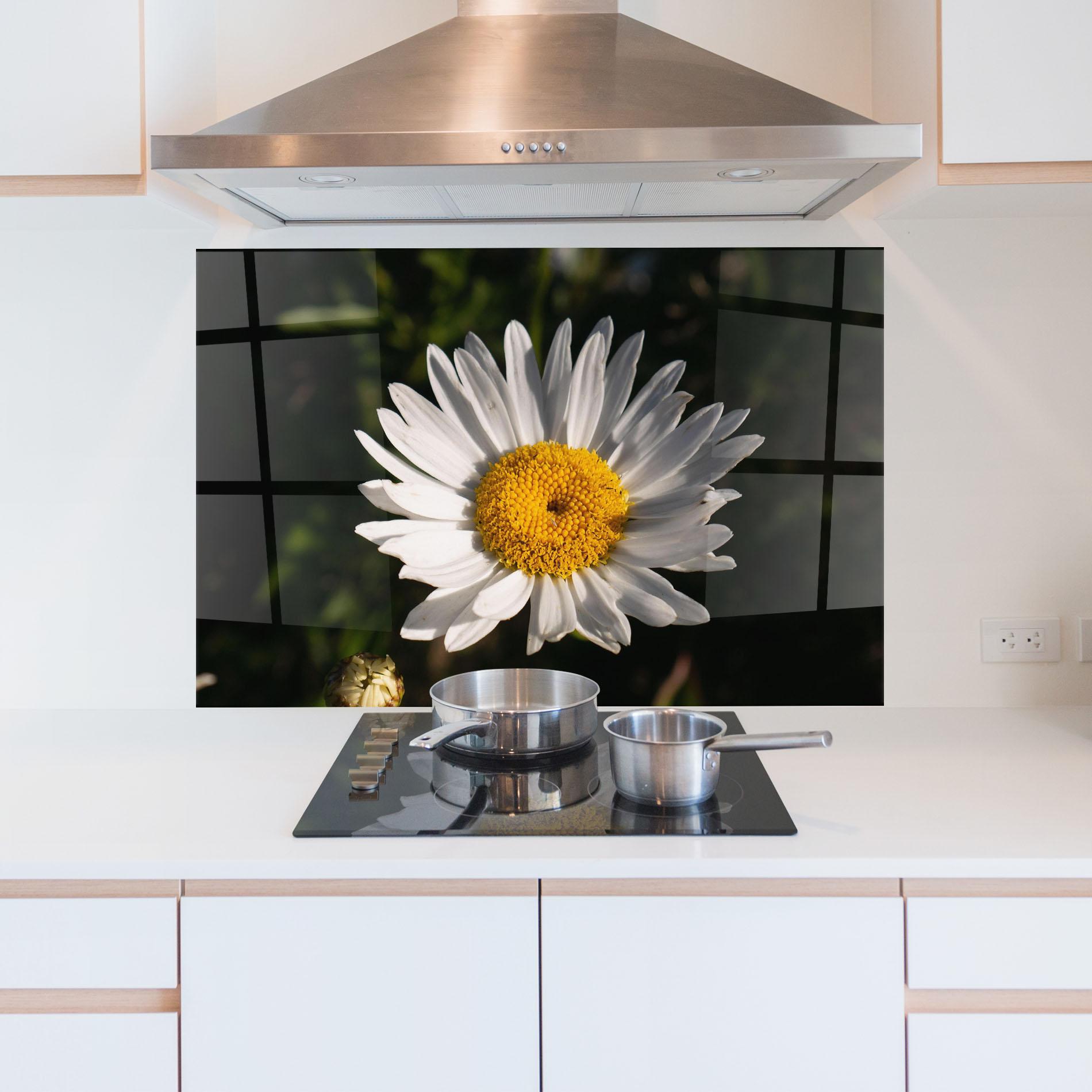 Panou Sticla Bucatarie Daisy Enjoying The Sun mockup 5