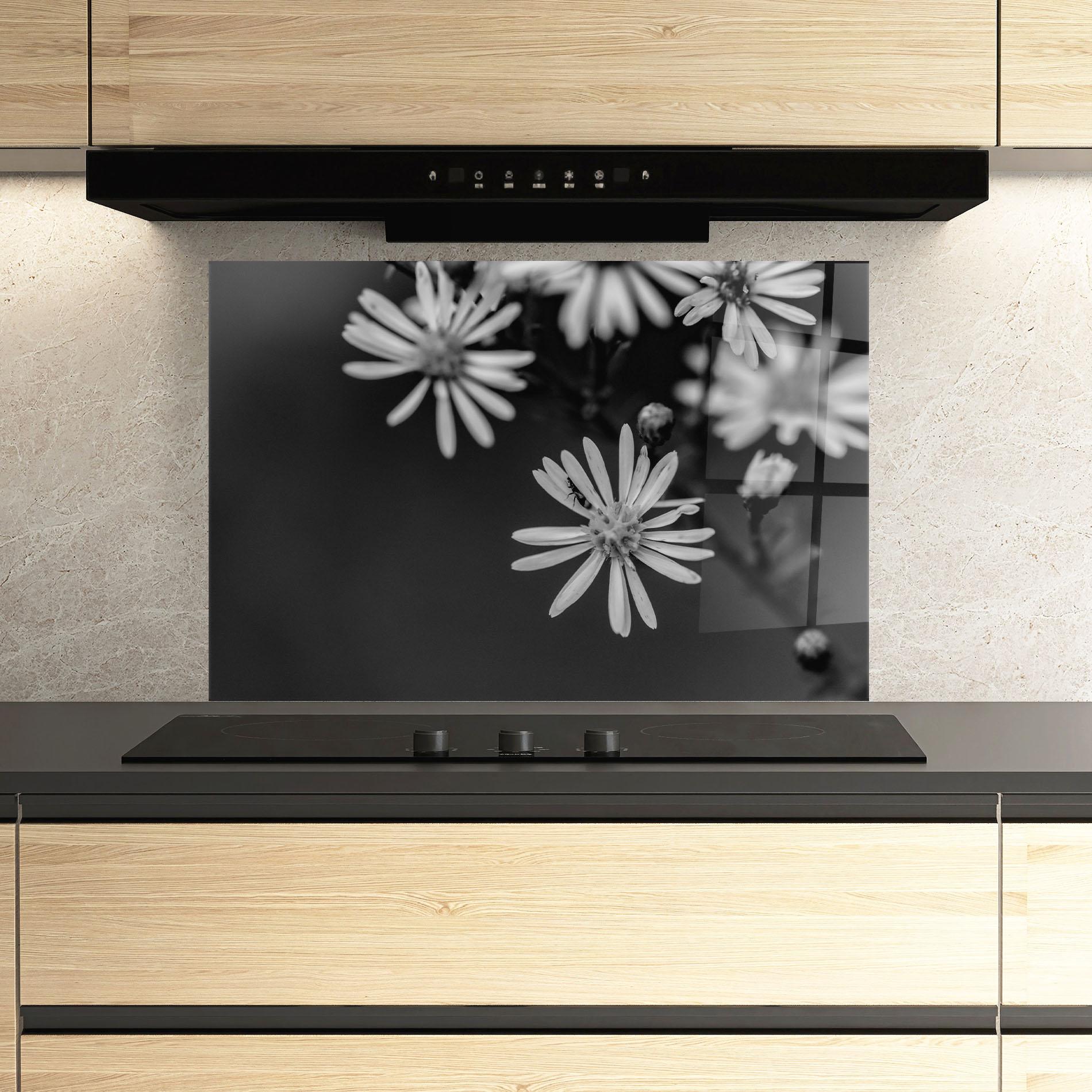 Panou Sticla Bucatarie Grey Small Daisy mockup 3