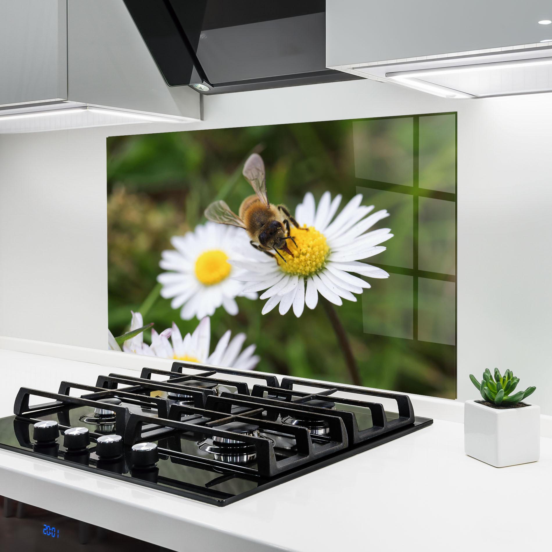 Panou Sticla Bucatarie Bee On Little Daisy mockup 6