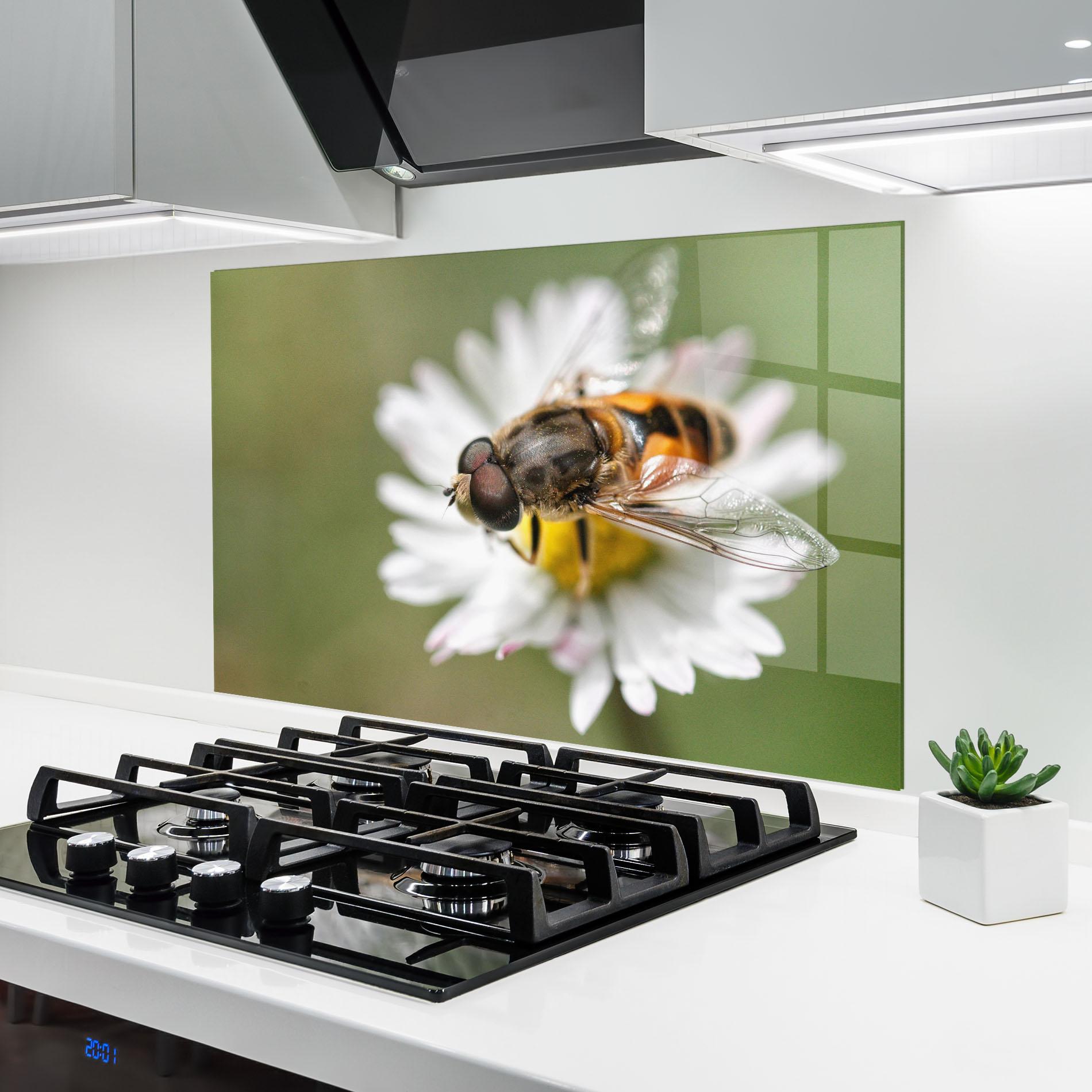Panou Sticla Bucatarie Bee On Small Daisy mockup 6