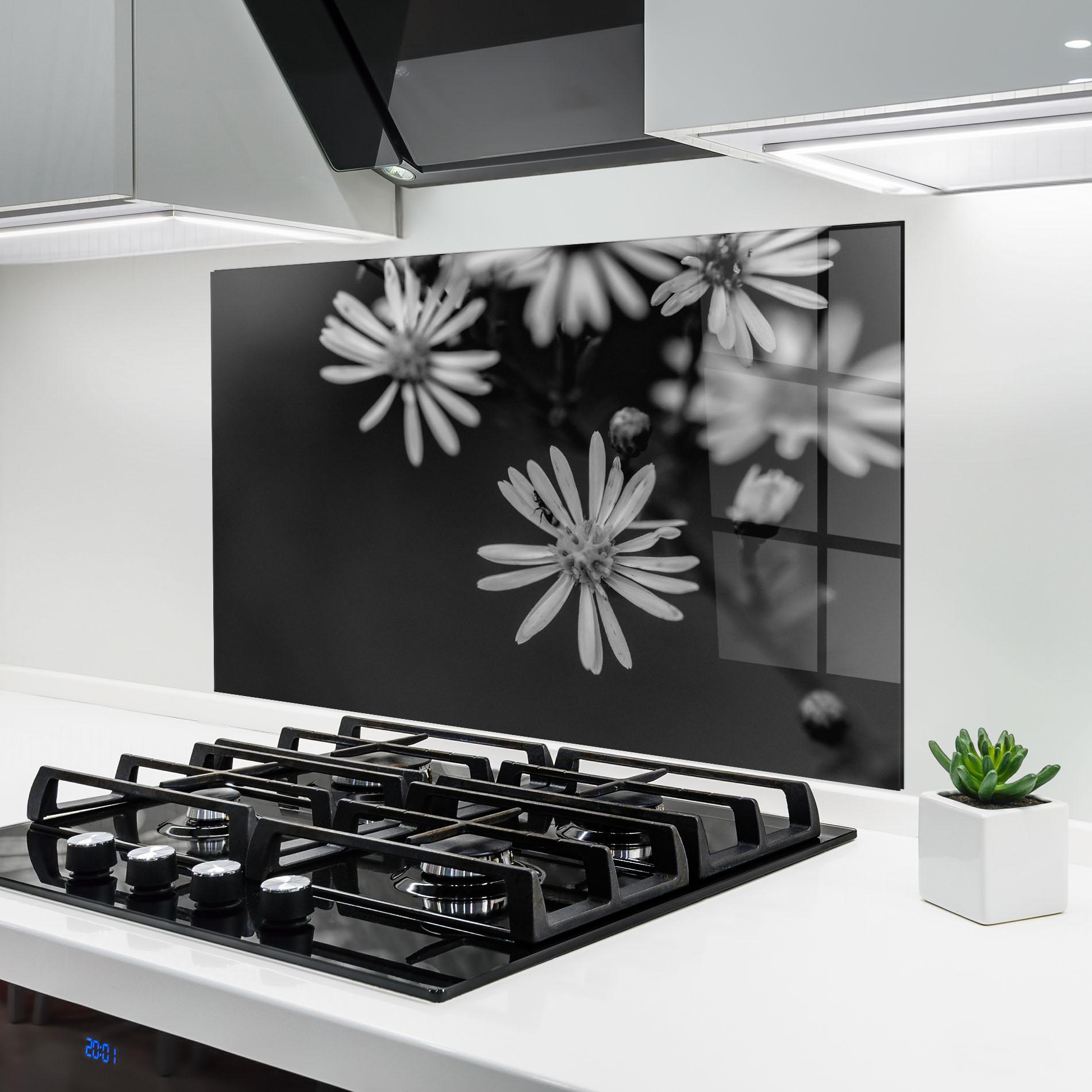 Panou Sticla Bucatarie Grey Small Daisy mockup 6