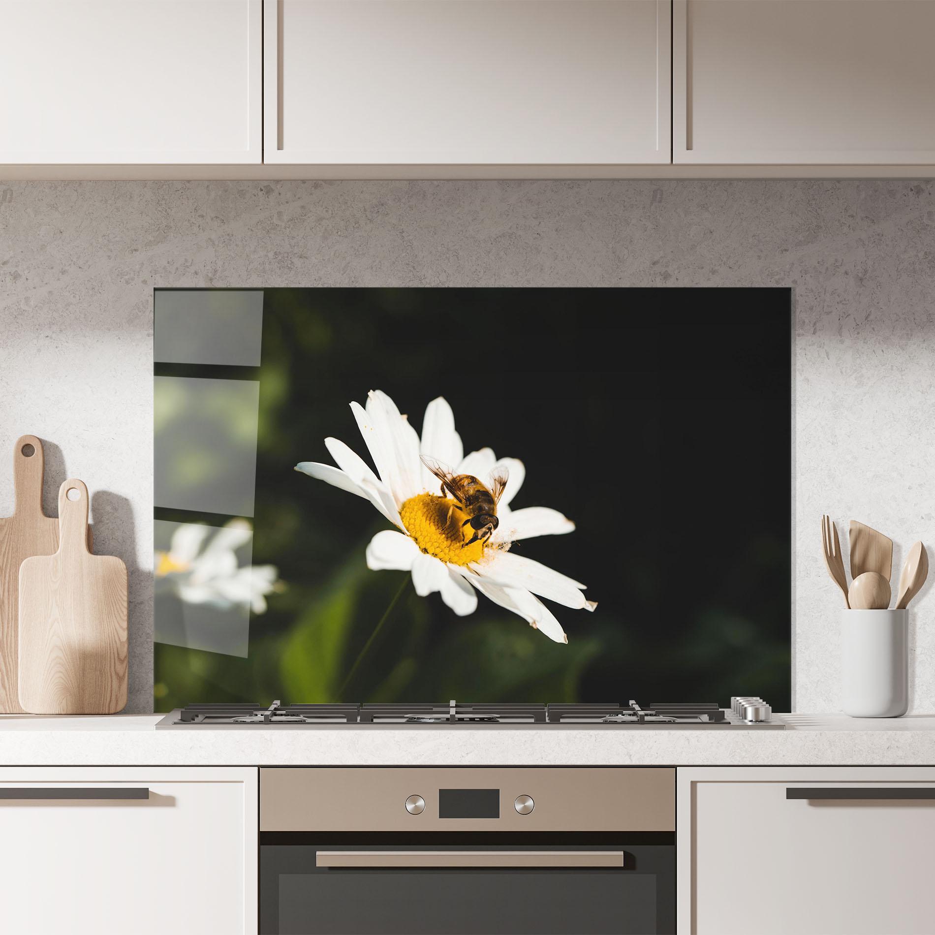 Panou Sticla Bucatarie Bee Flying On Daisy mockup 7