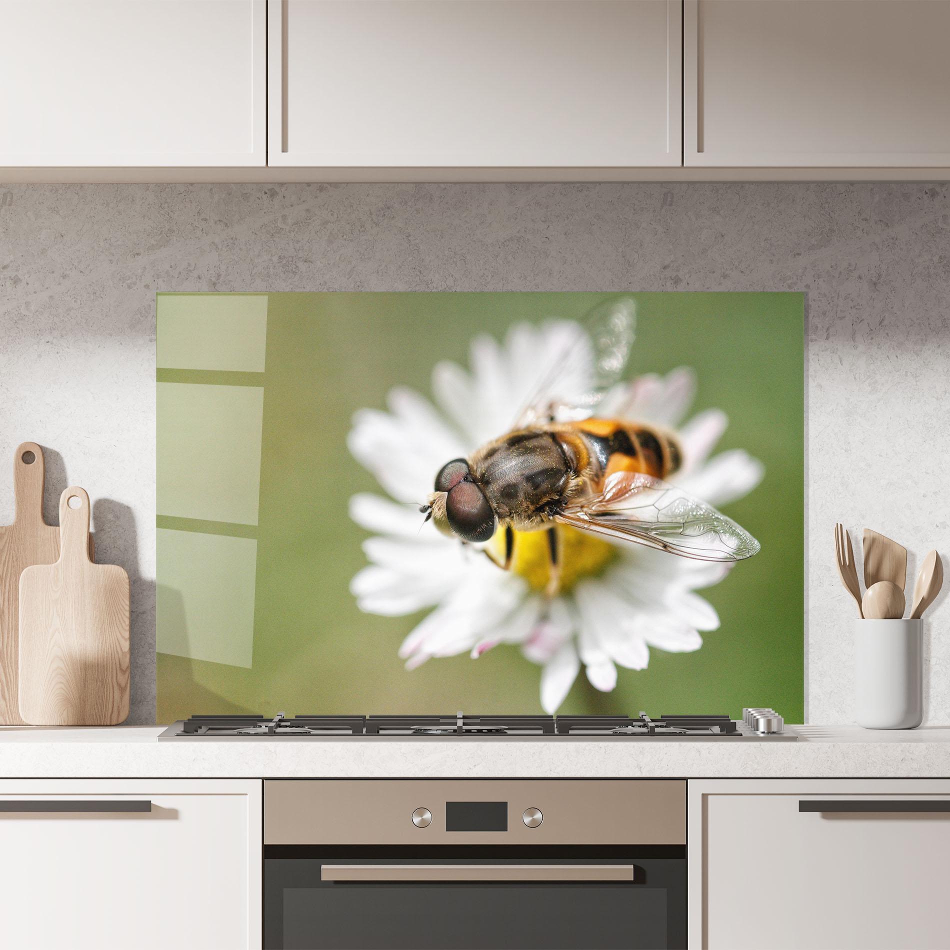 Panou Sticla Bucatarie Bee On Small Daisy mockup 7