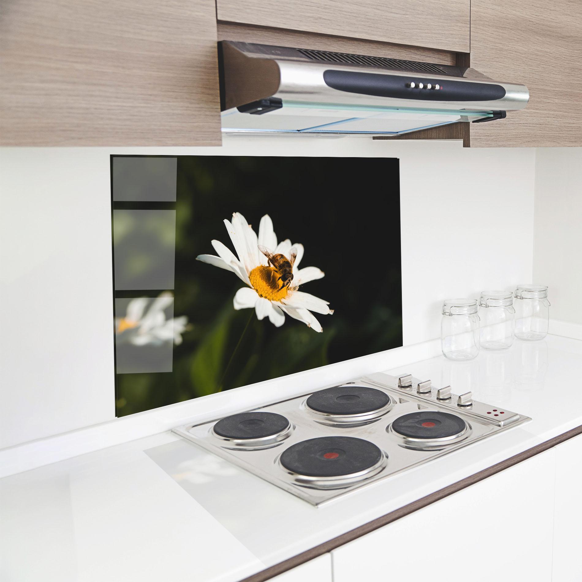 Panou Sticla Bucatarie Bee Flying On Daisy mockup 8