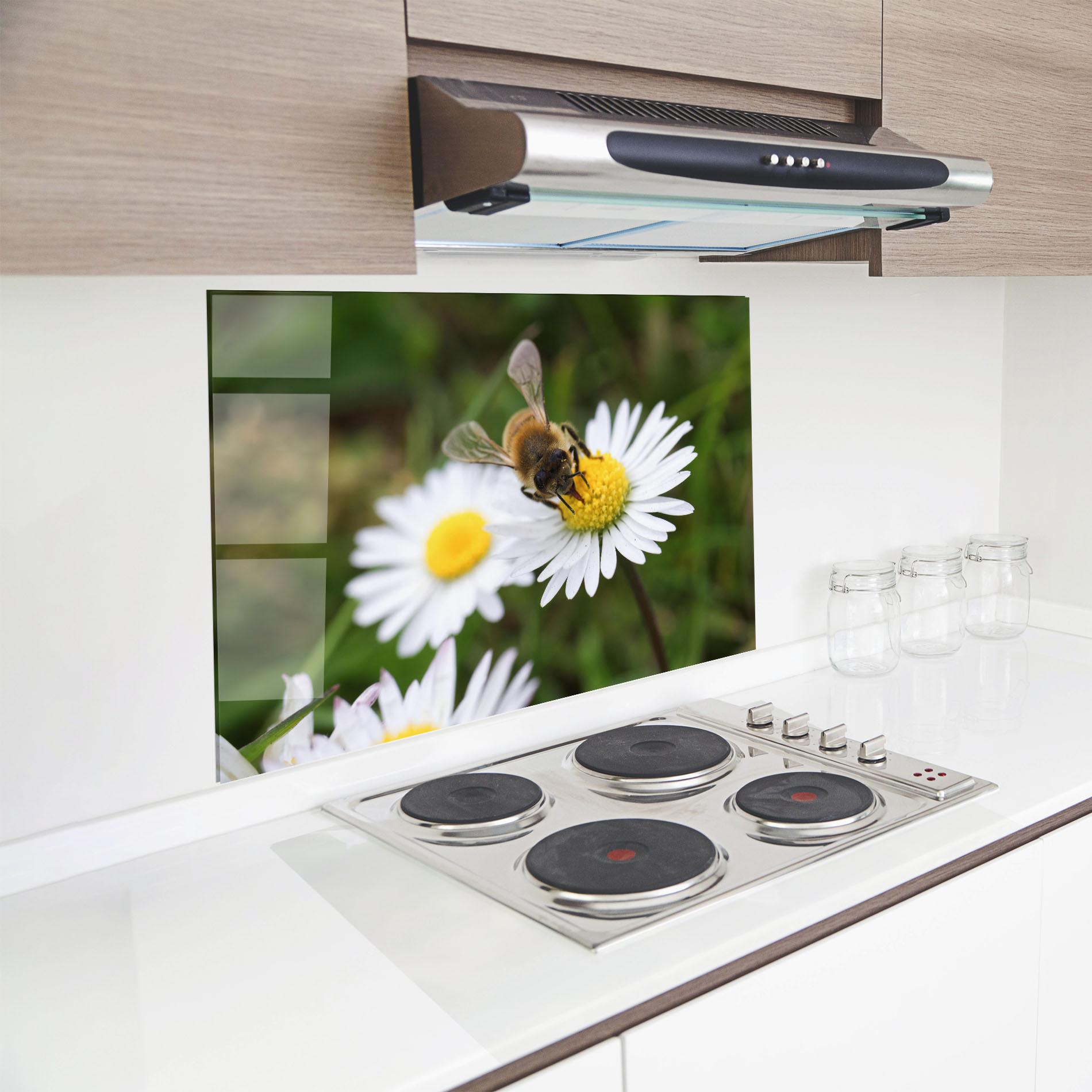 Panou Sticla Bucatarie Bee On Little Daisy mockup 8
