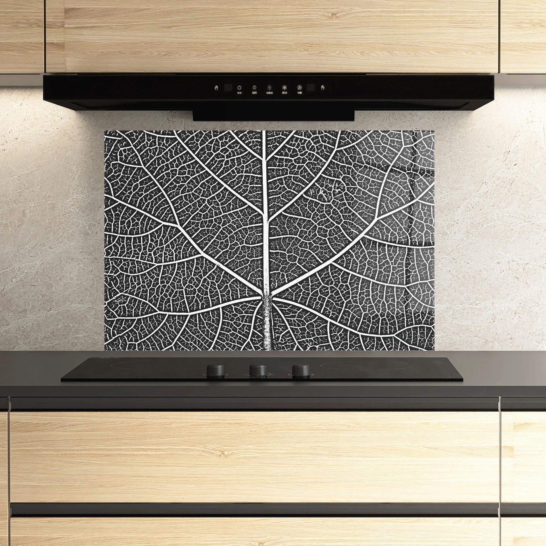 Panou Sticla Bucatarie Close Grey Leaf mockup 3