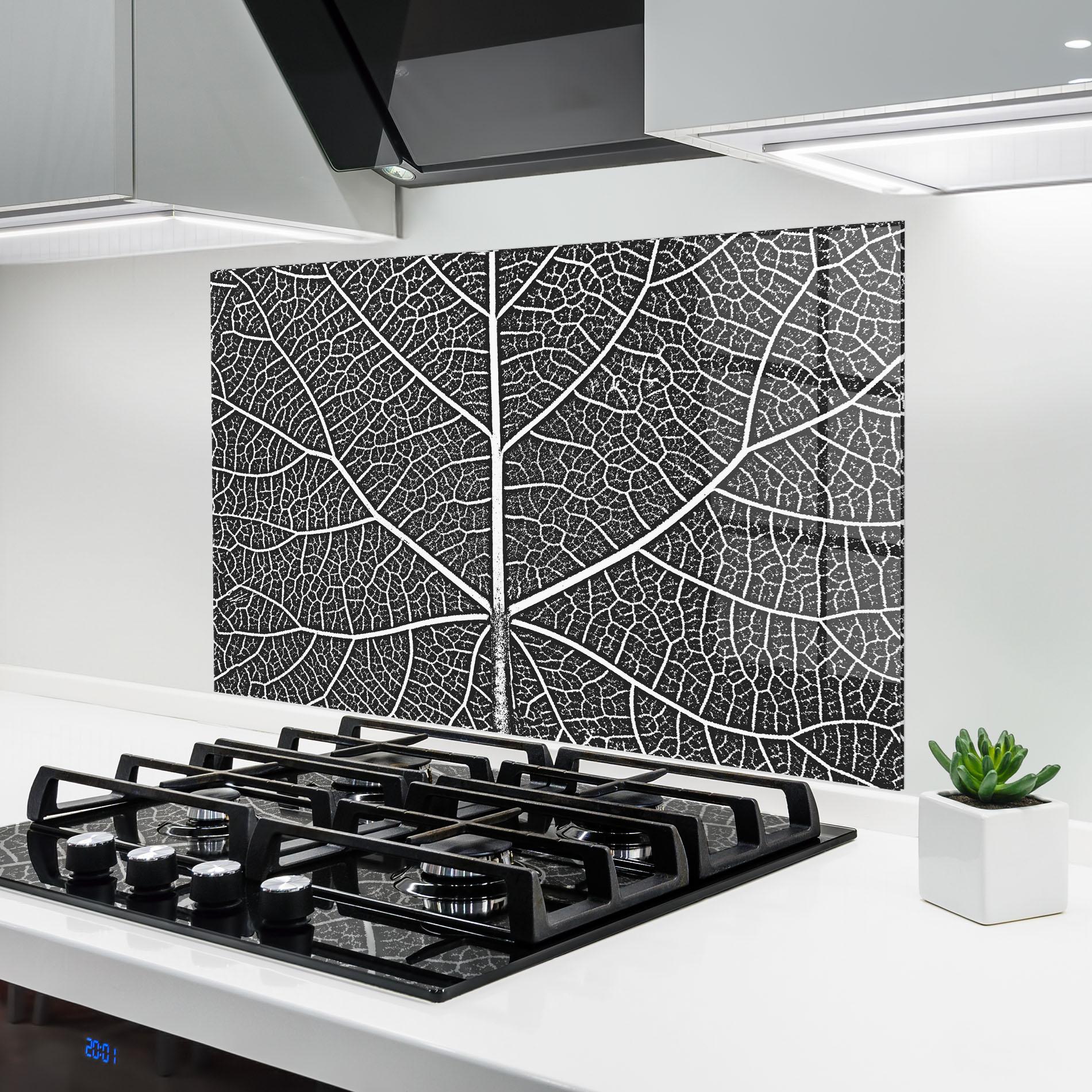 Panou Sticla Bucatarie Close Grey Leaf mockup 6