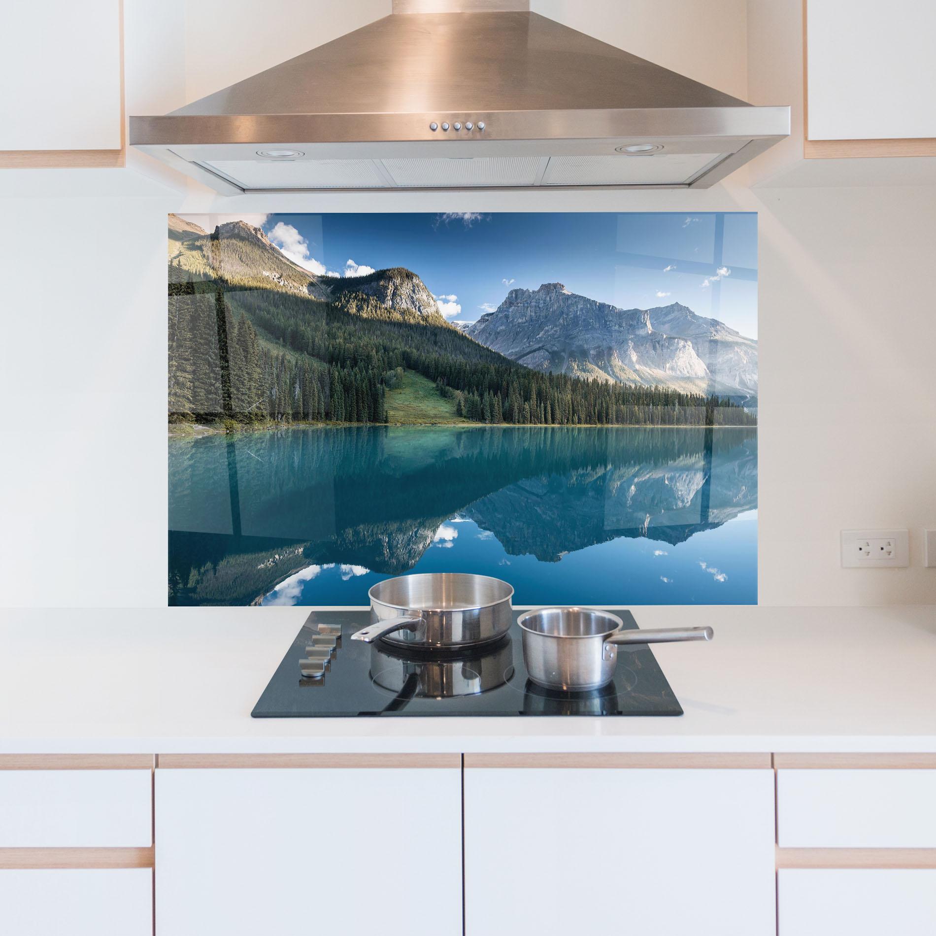 Panou Sticla Bucatarie Beautiful Emerald Lake mockup 5