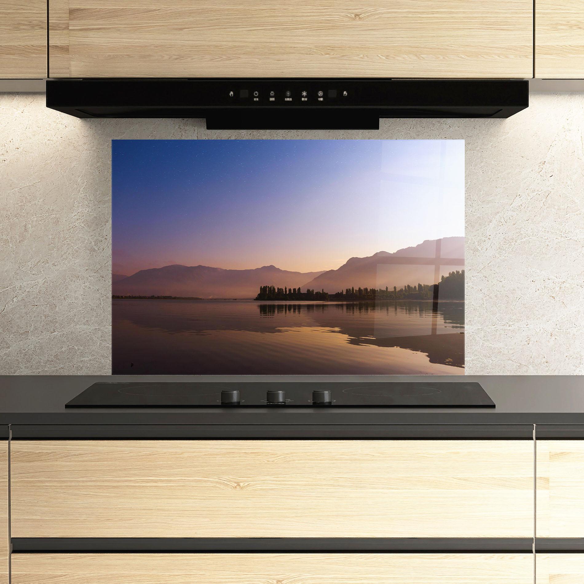 Panou Sticla Bucatarie Brown Light Lake mockup 3