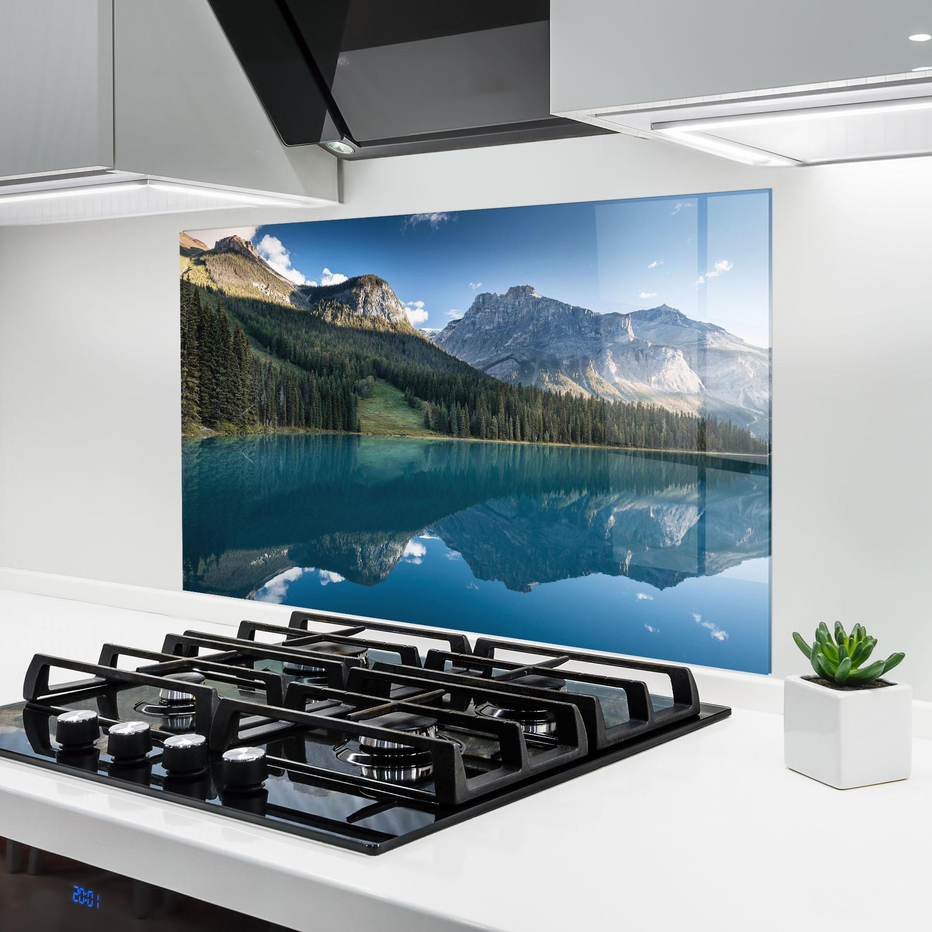 Panou Sticla Bucatarie Beautiful Emerald Lake mockup 6