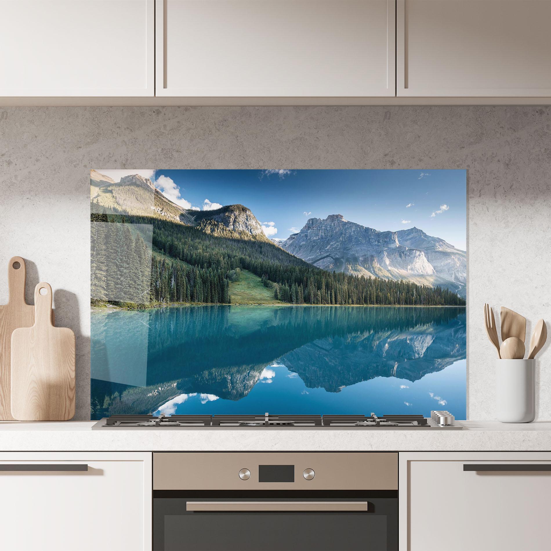 Panou Sticla Bucatarie Beautiful Emerald Lake mockup 7