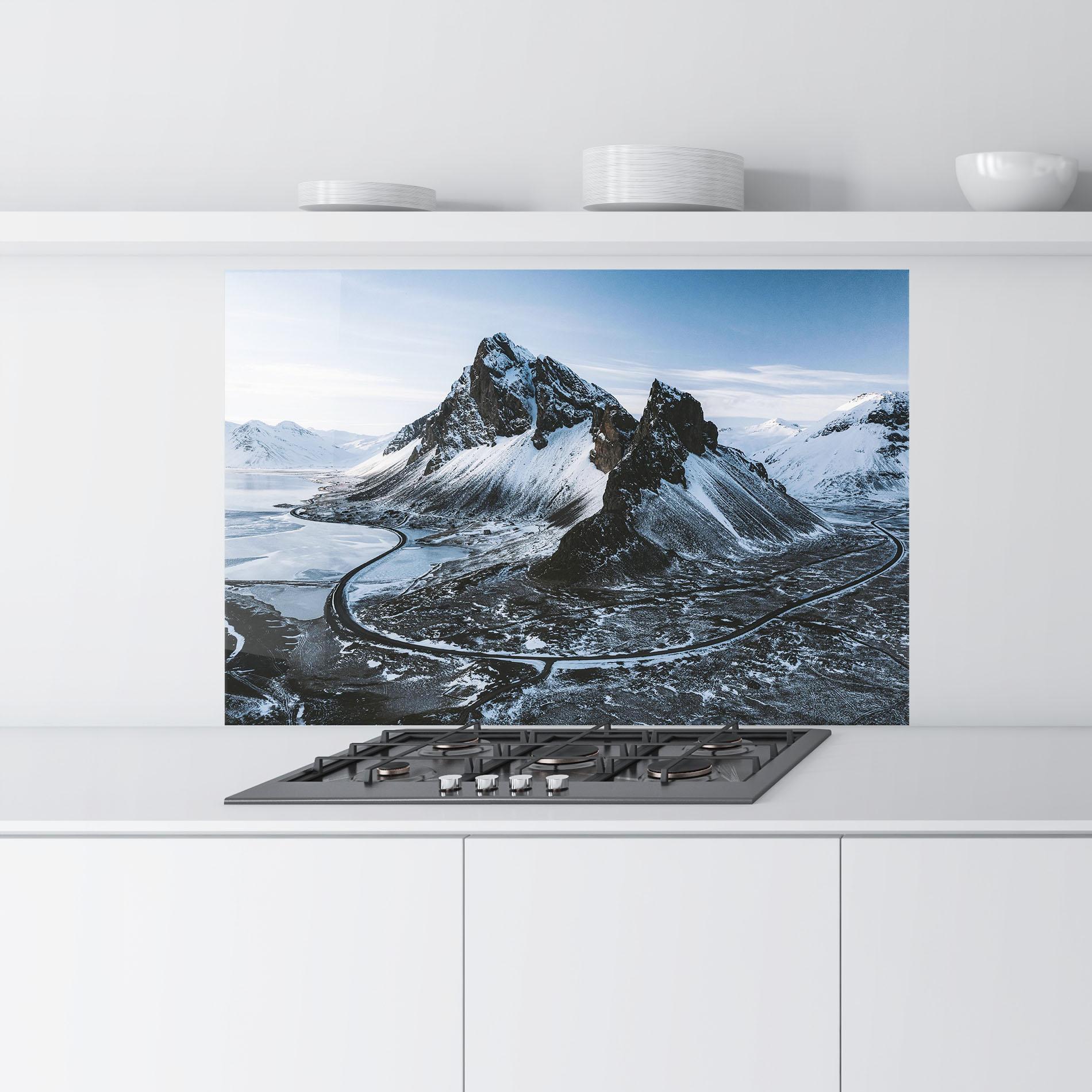 Panou Sticla Bucatarie Black Snowy Mountain mockup 9