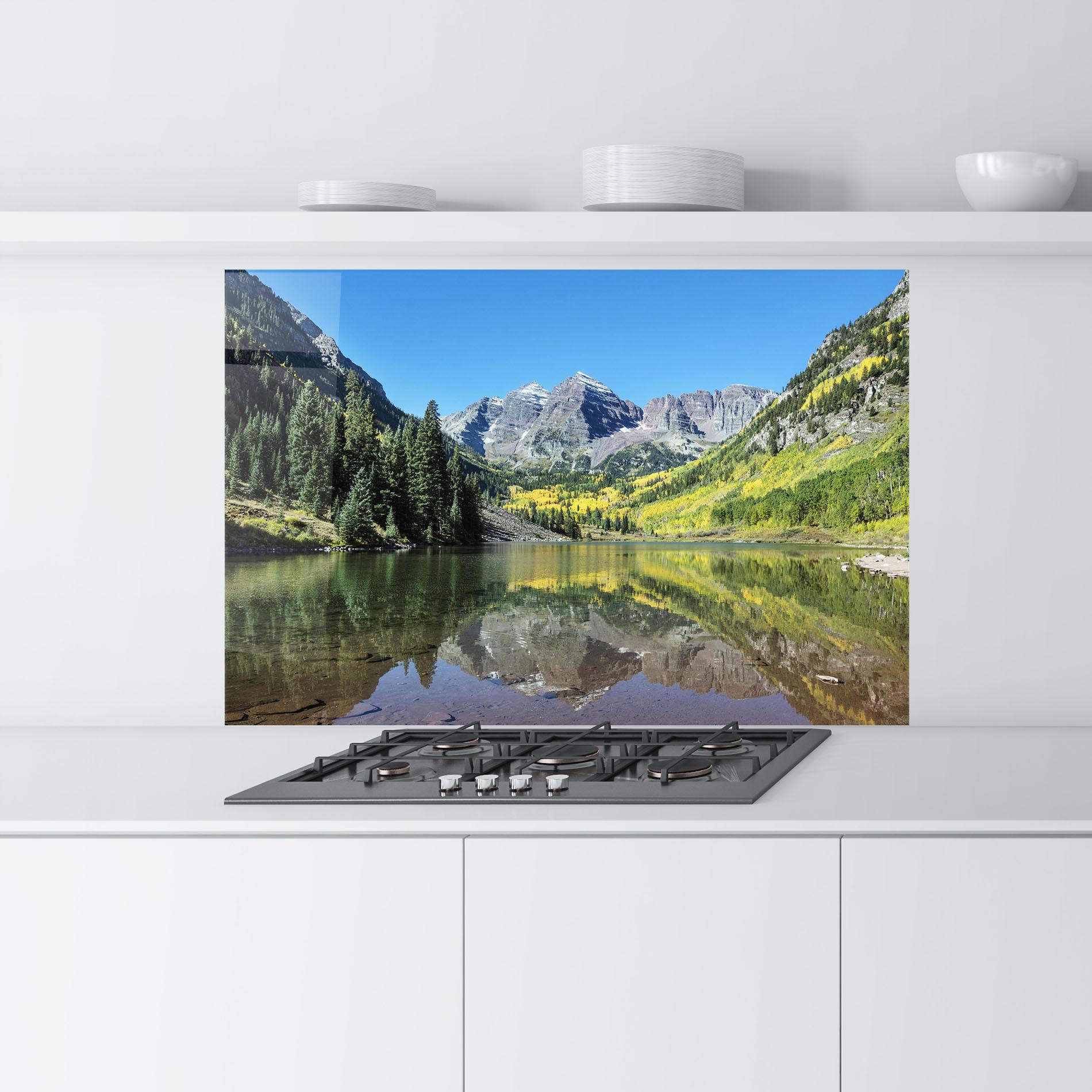 Panou Sticla Bucatarie Lake Green Mountain mockup 9