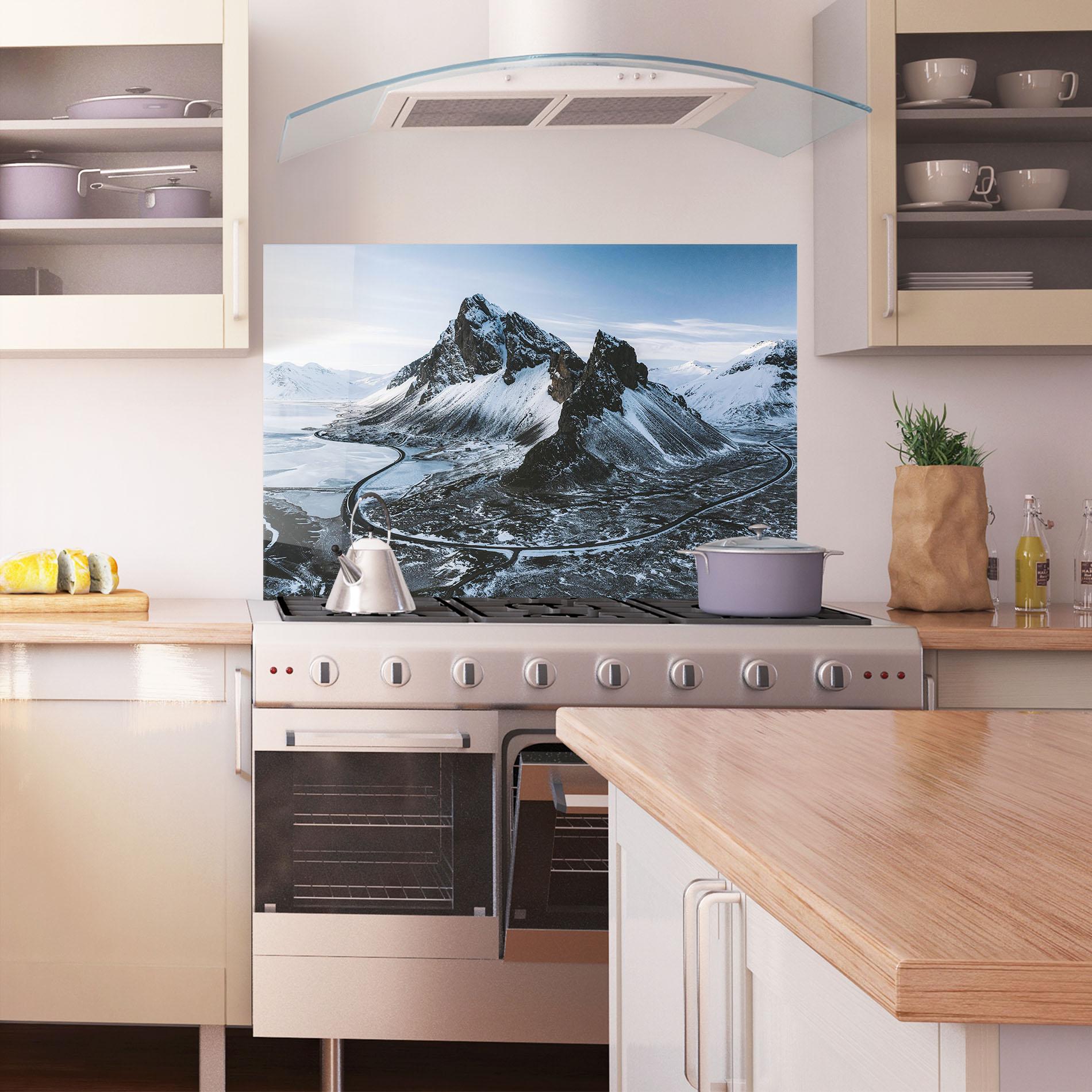 Panou Sticla Bucatarie Black Snowy Mountain mockup 1