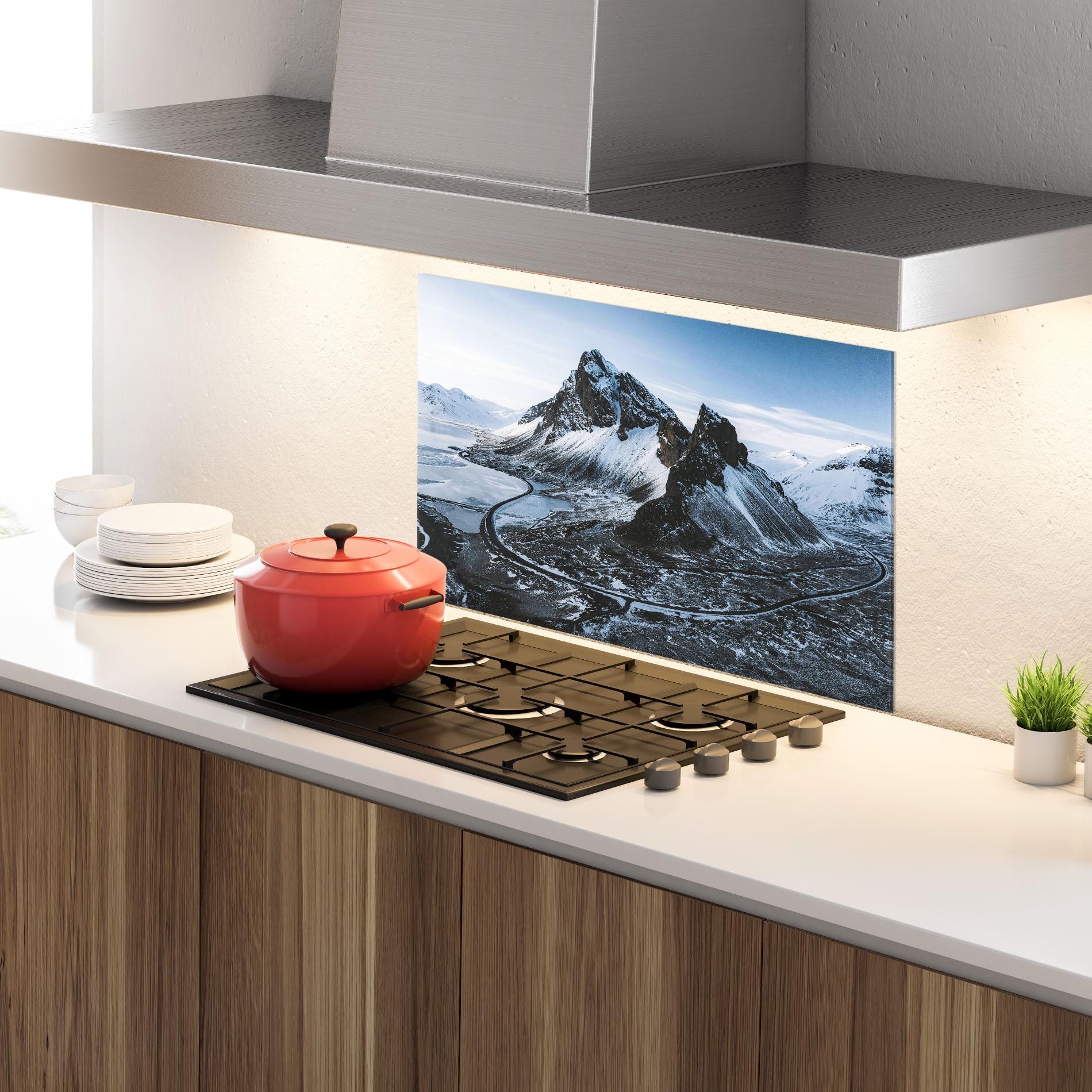 Panou Sticla Bucatarie Black Snowy Mountain mockup 4