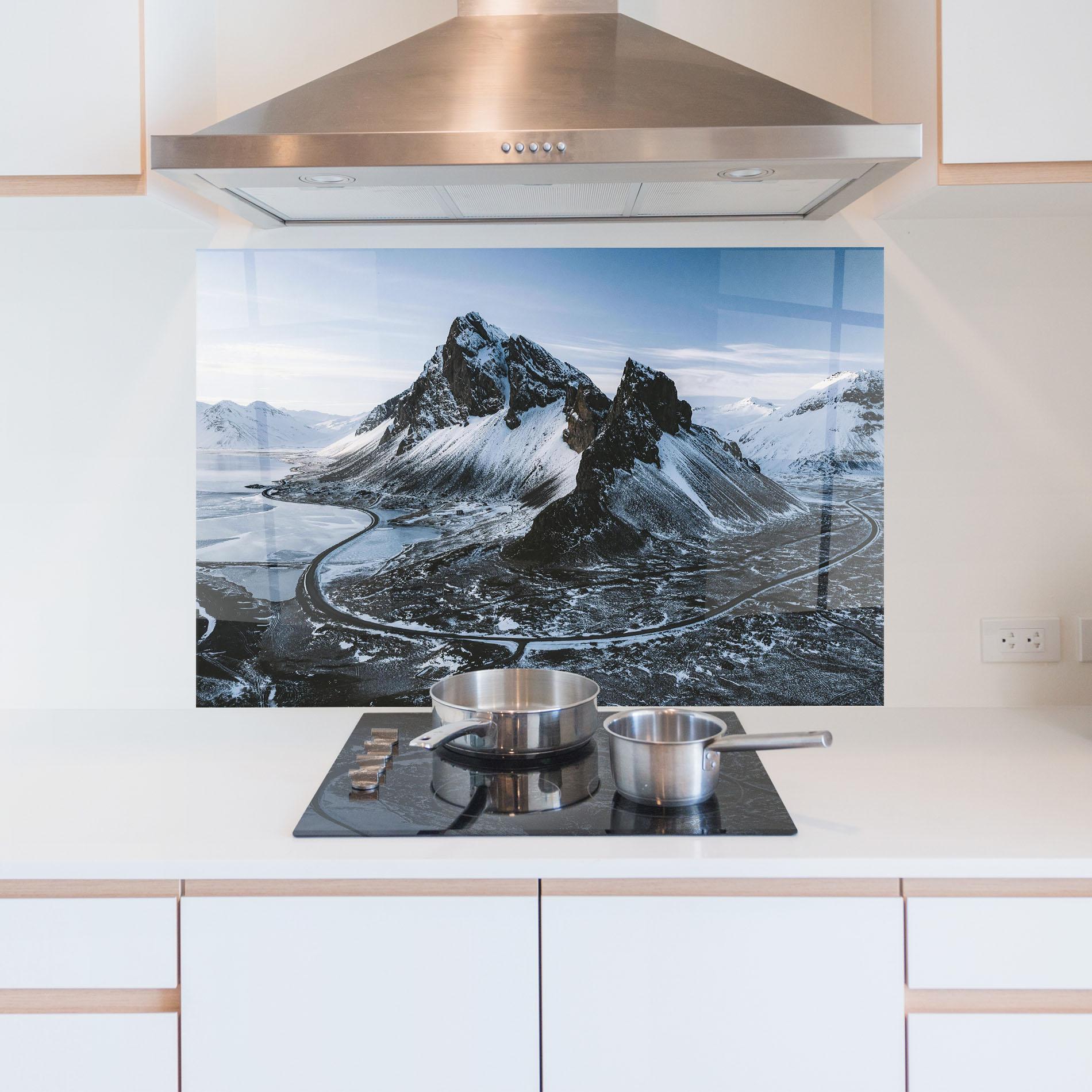 Panou Sticla Bucatarie Black Snowy Mountain mockup 5