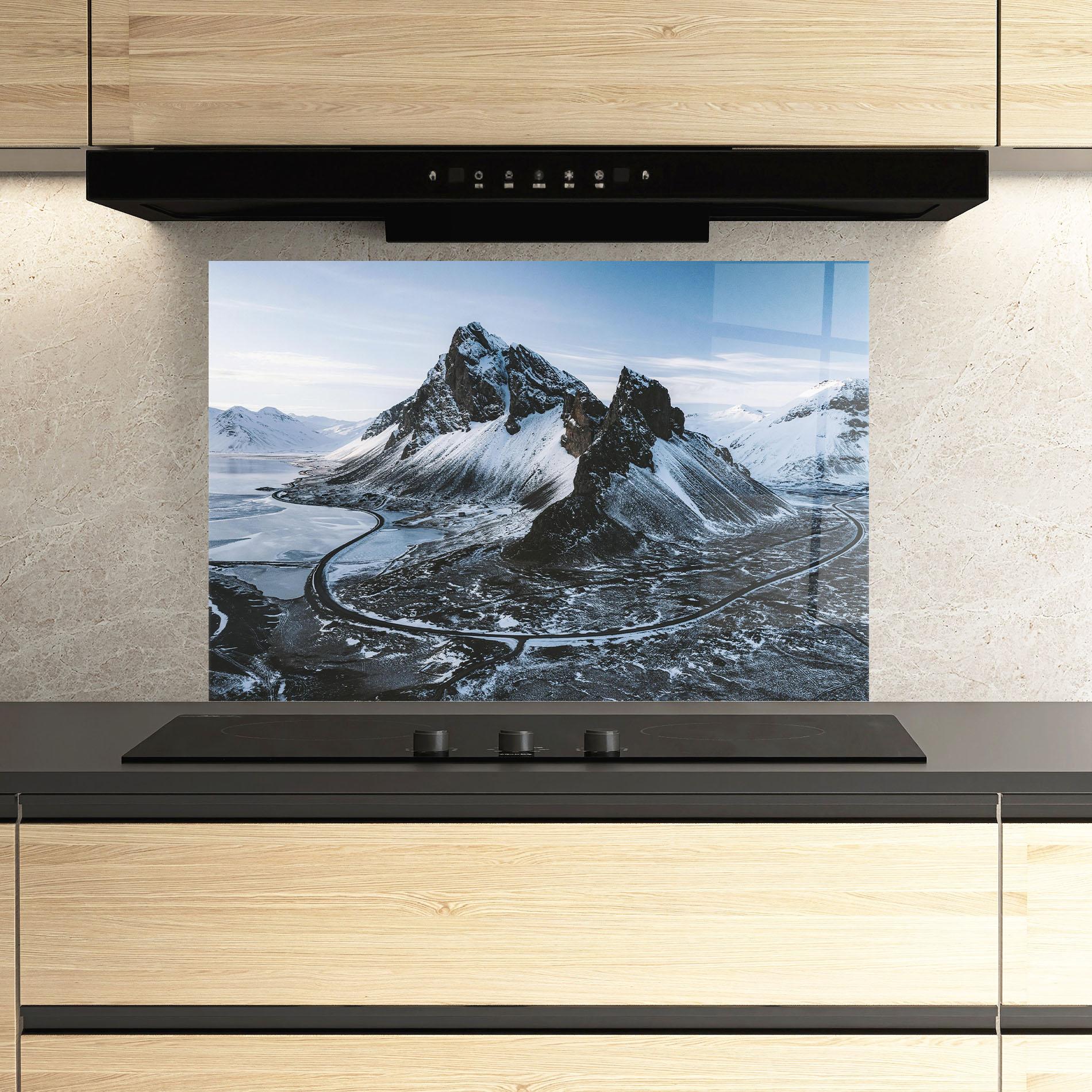 Panou Sticla Bucatarie Black Snowy Mountain mockup 3