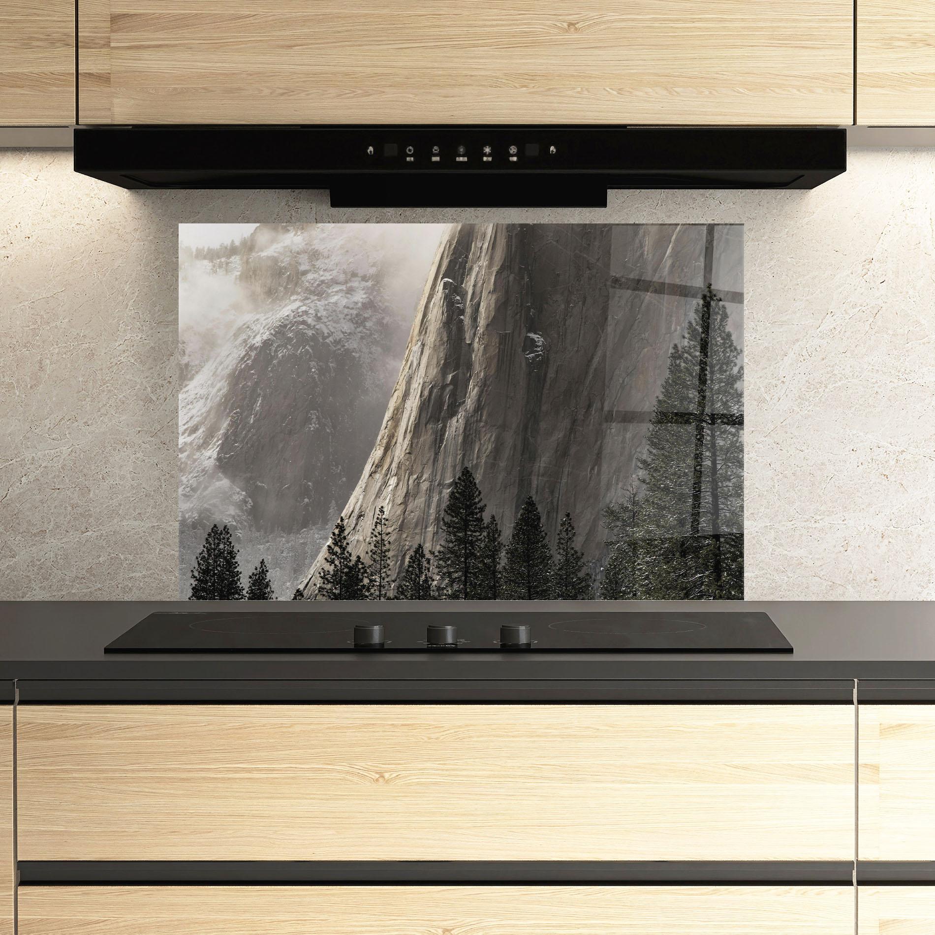 Panou Sticla Bucatarie Green Tree Mountain mockup 3