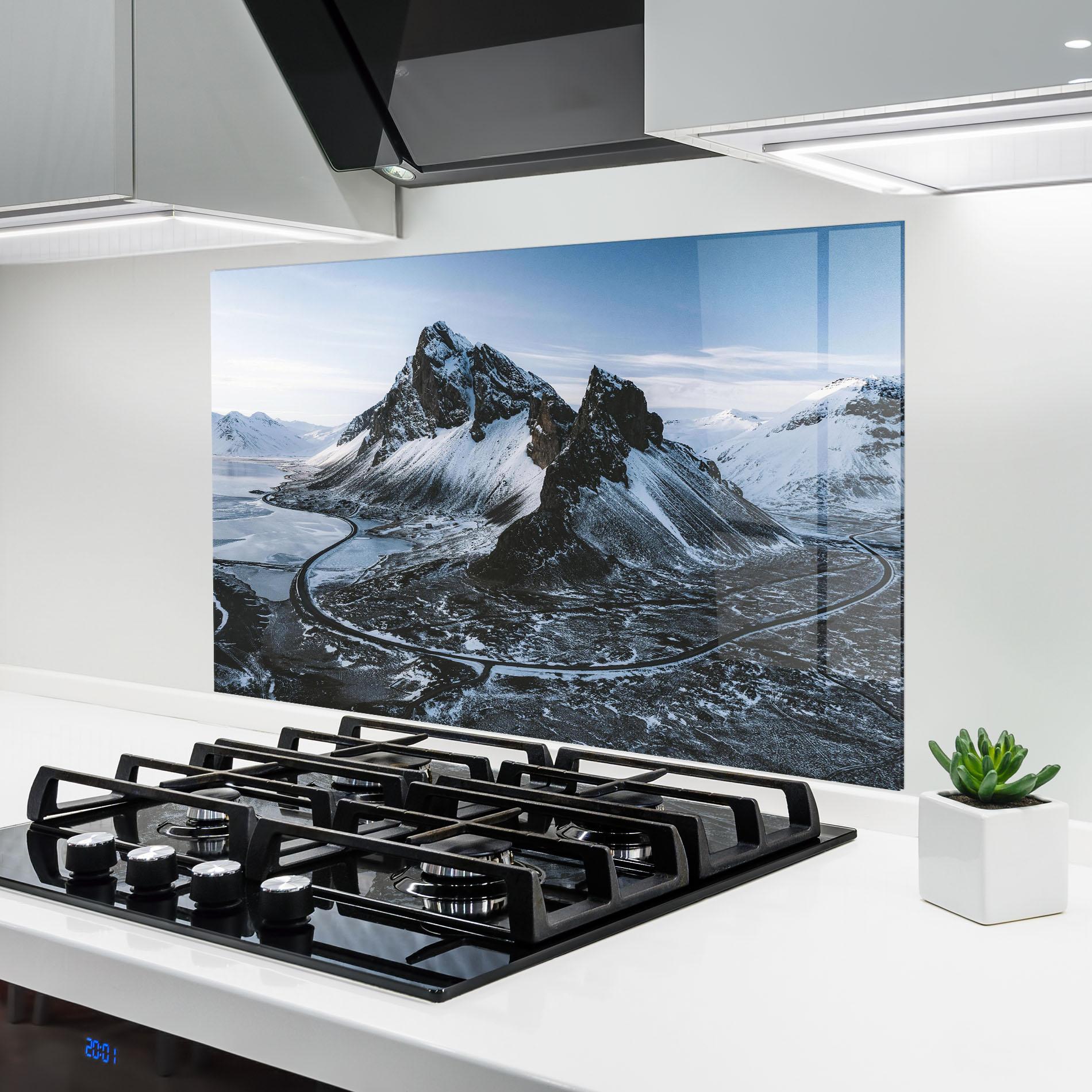 Panou Sticla Bucatarie Black Snowy Mountain mockup 6