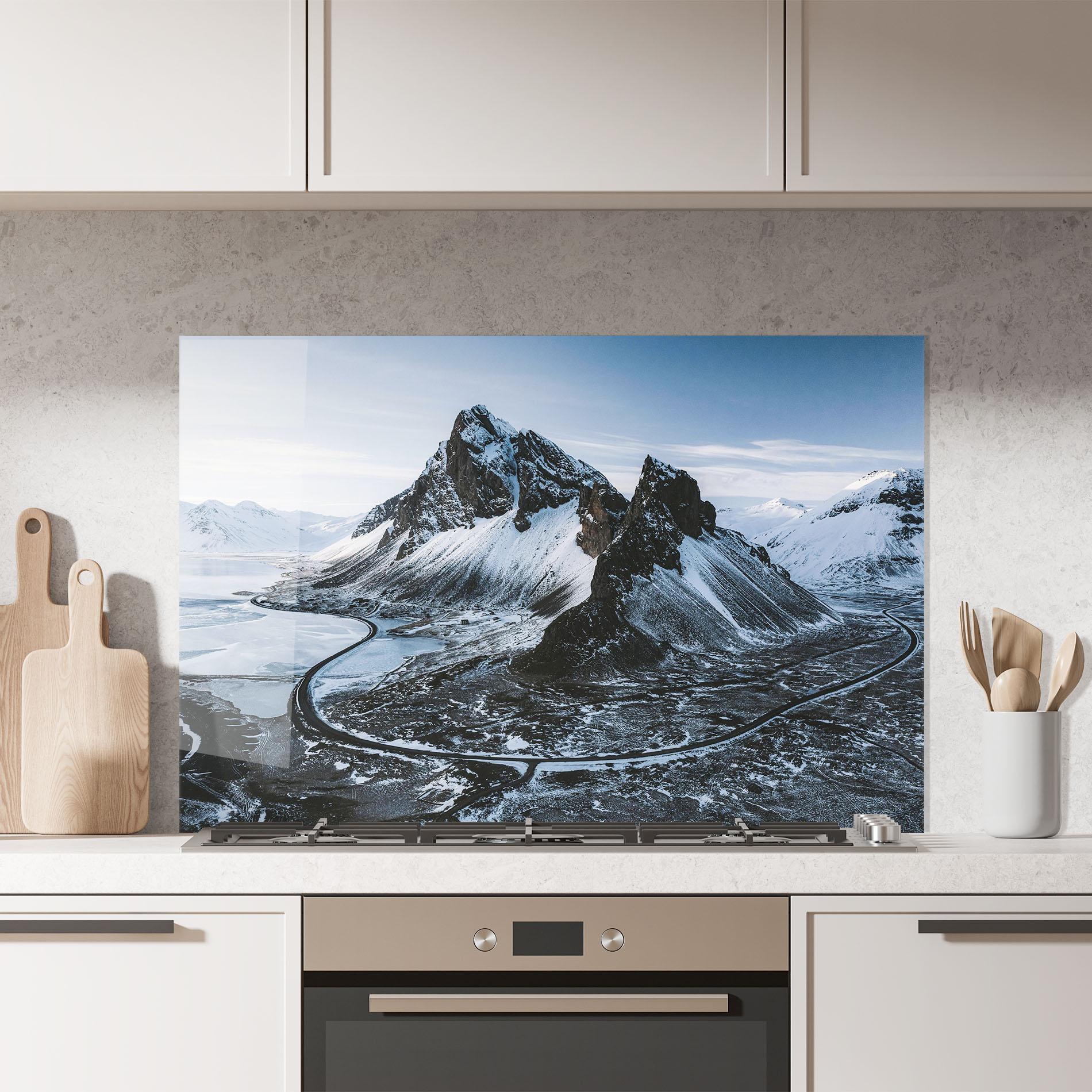 Panou Sticla Bucatarie Black Snowy Mountain mockup 7