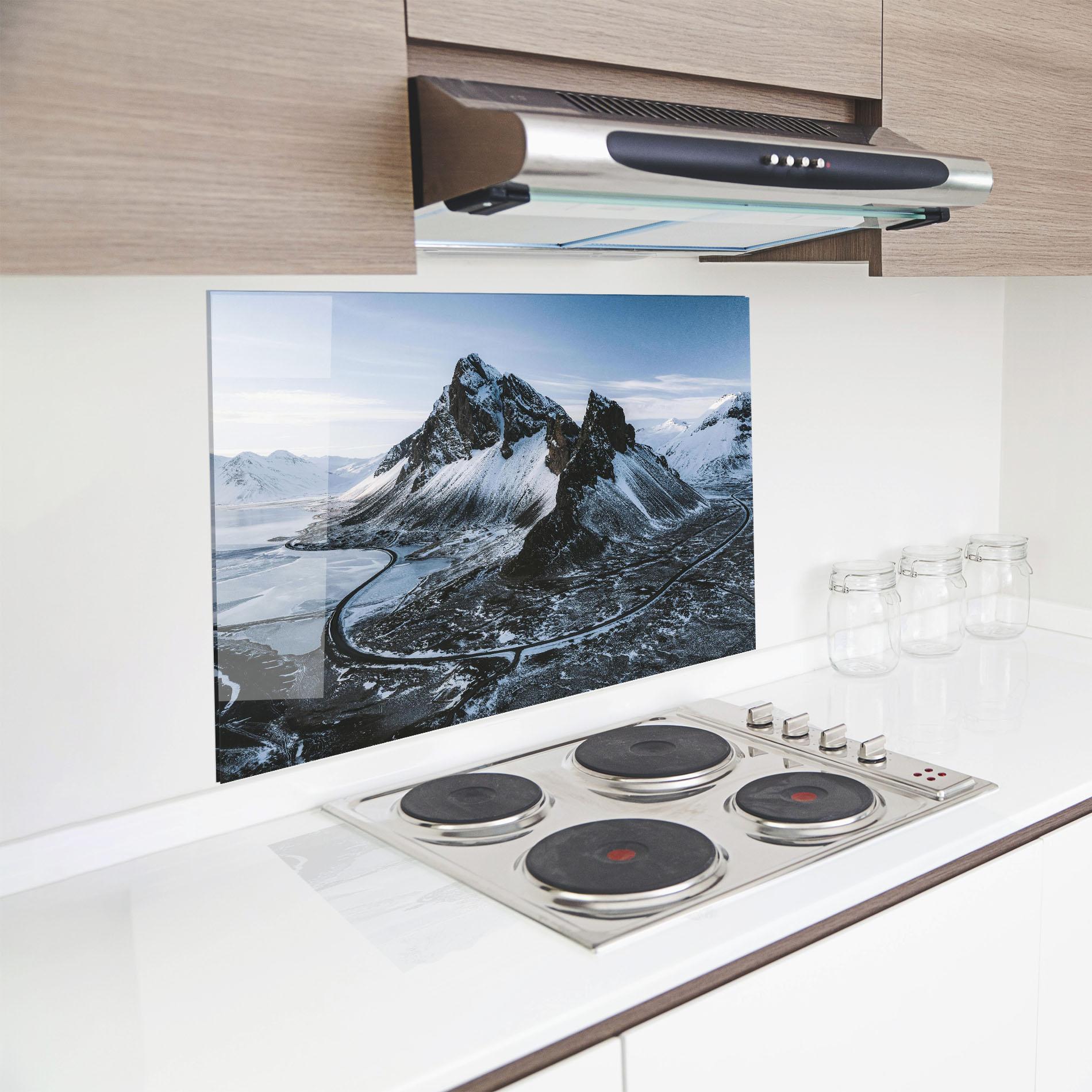 Panou Sticla Bucatarie Black Snowy Mountain mockup 8