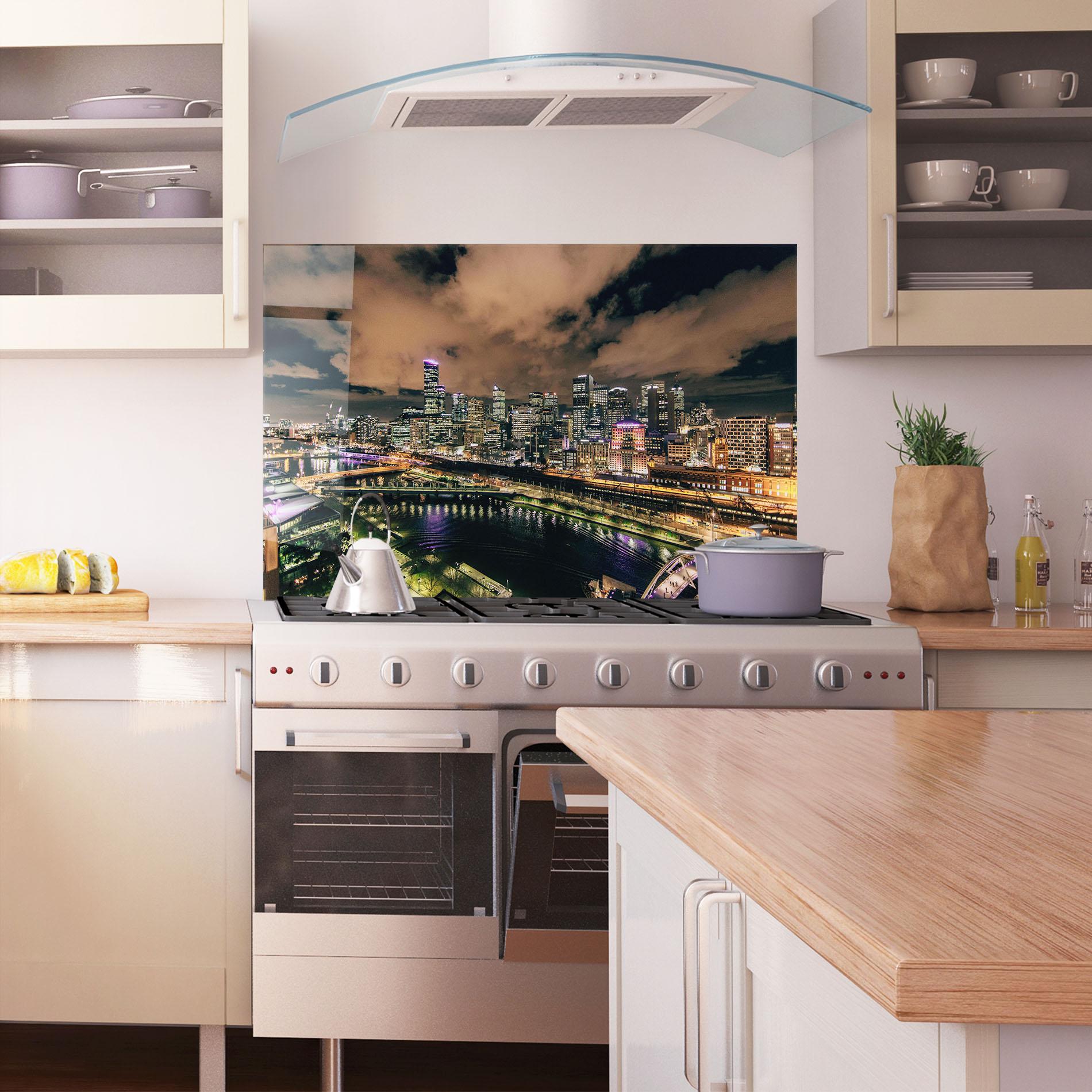 Panou Sticla Bucatarie Green Purple City mockup 1