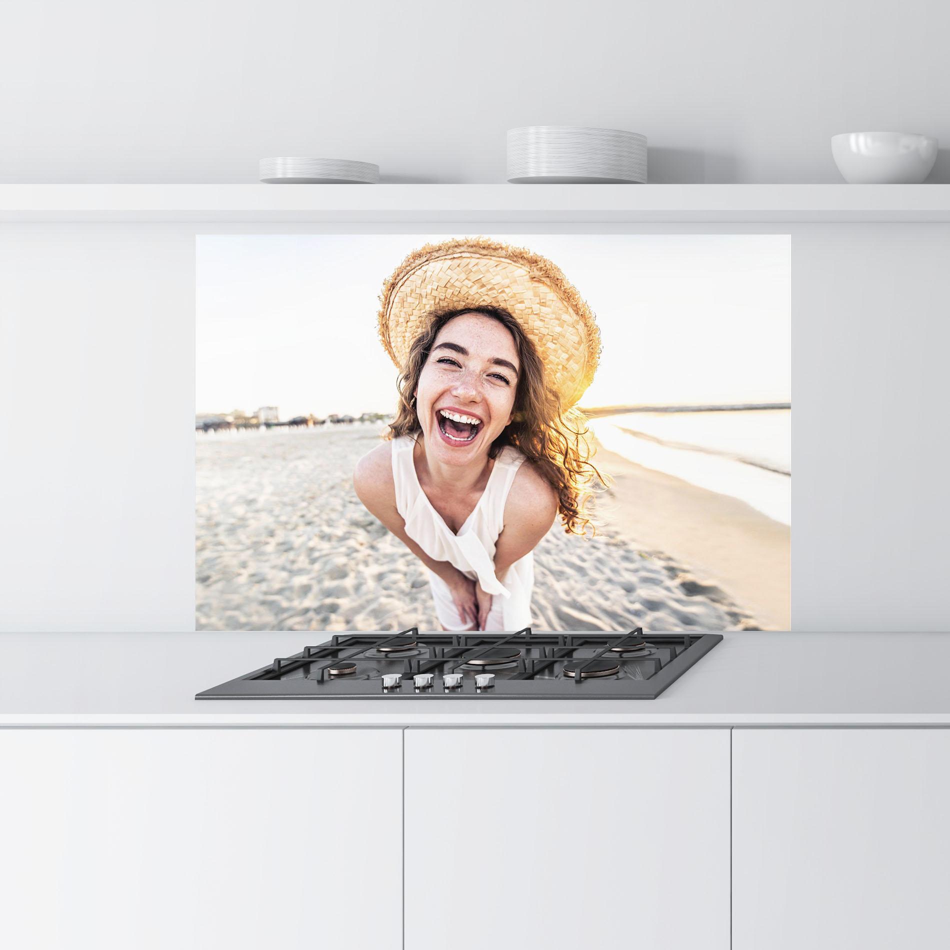 Panou Sticla Bucatarie Joyful Woman mockup 9