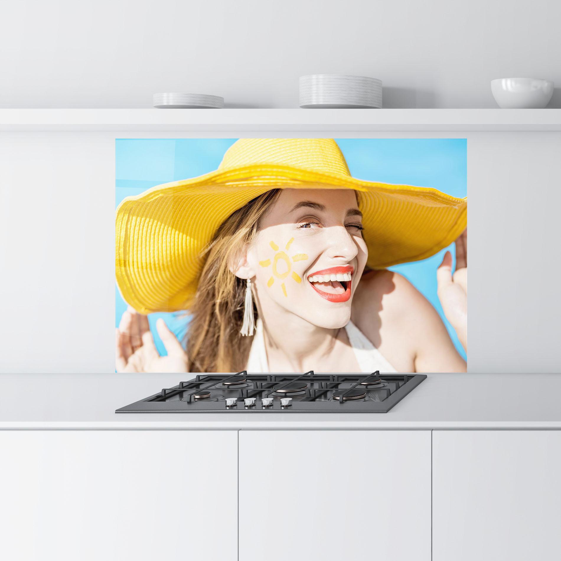 Panou Sticla Bucatarie Yellow Hat Woman mockup 9