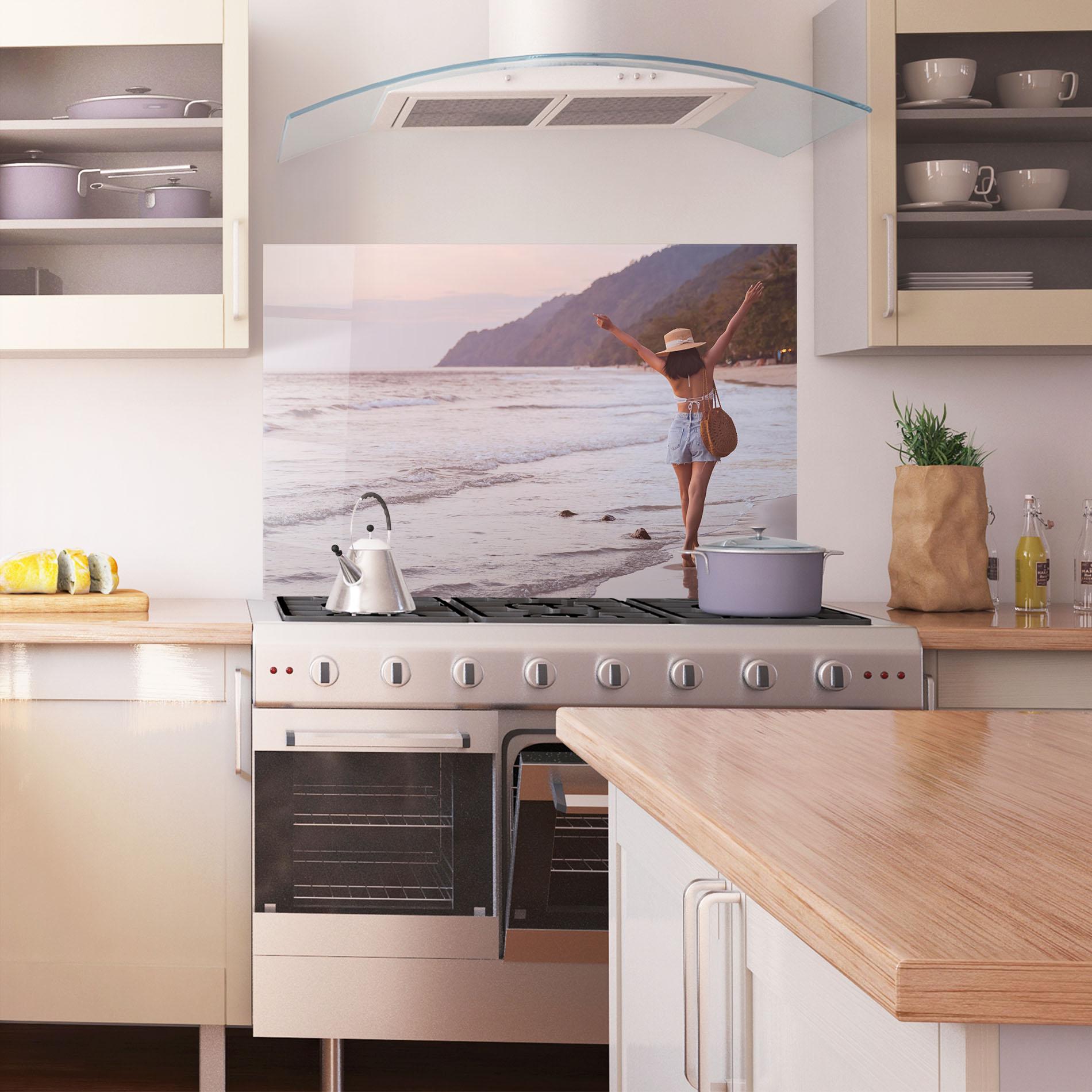 Panou Sticla Bucatarie Beach Traveler mockup 1