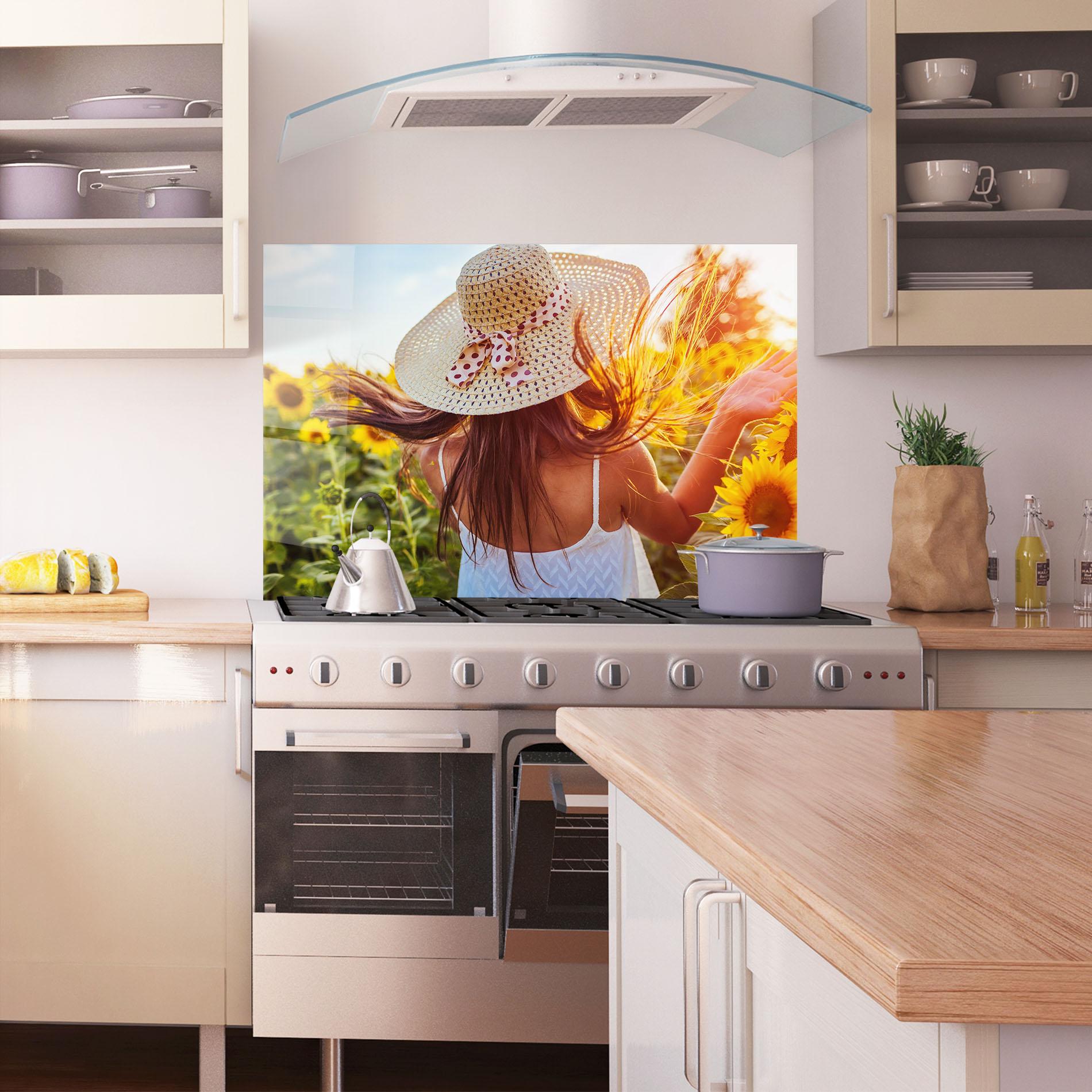 Panou Sticla Bucatarie Woman Blooming Field mockup 1