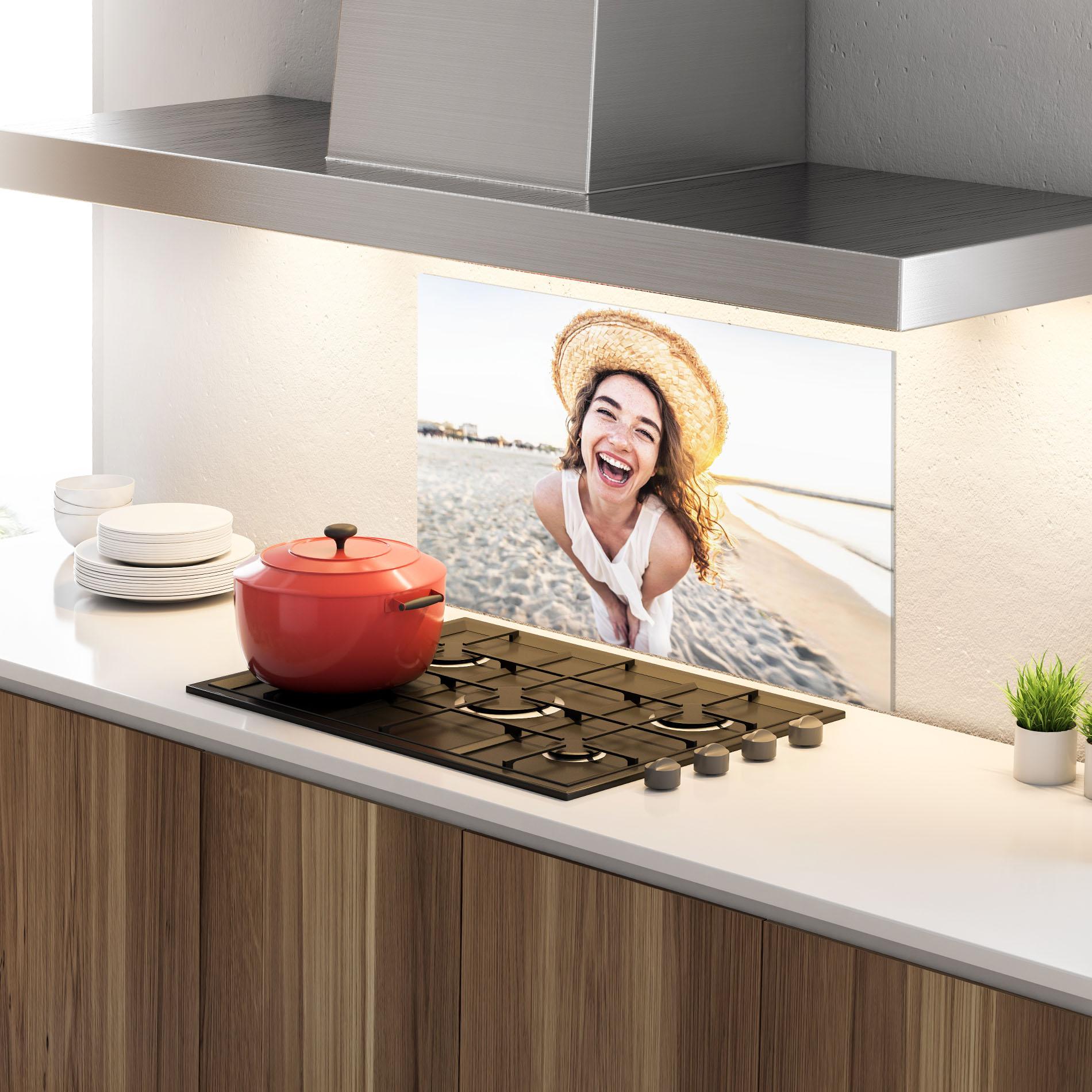 Panou Sticla Bucatarie Joyful Woman mockup 4