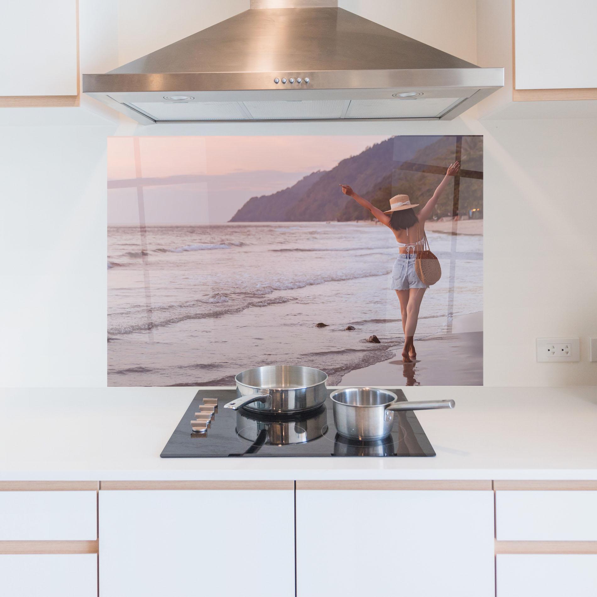 Panou Sticla Bucatarie Beach Traveler mockup 5