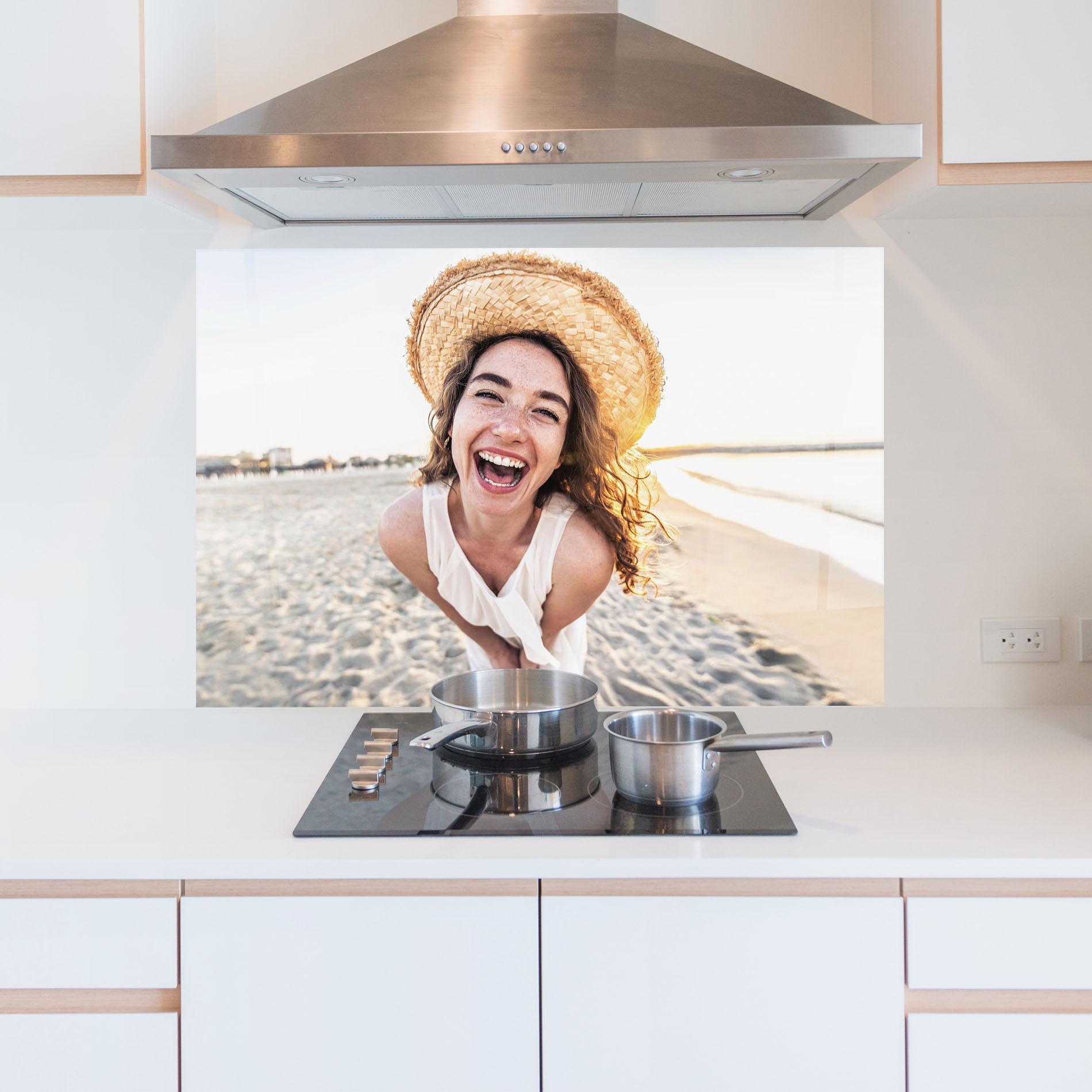 Panou Sticla Bucatarie Joyful Woman mockup 5