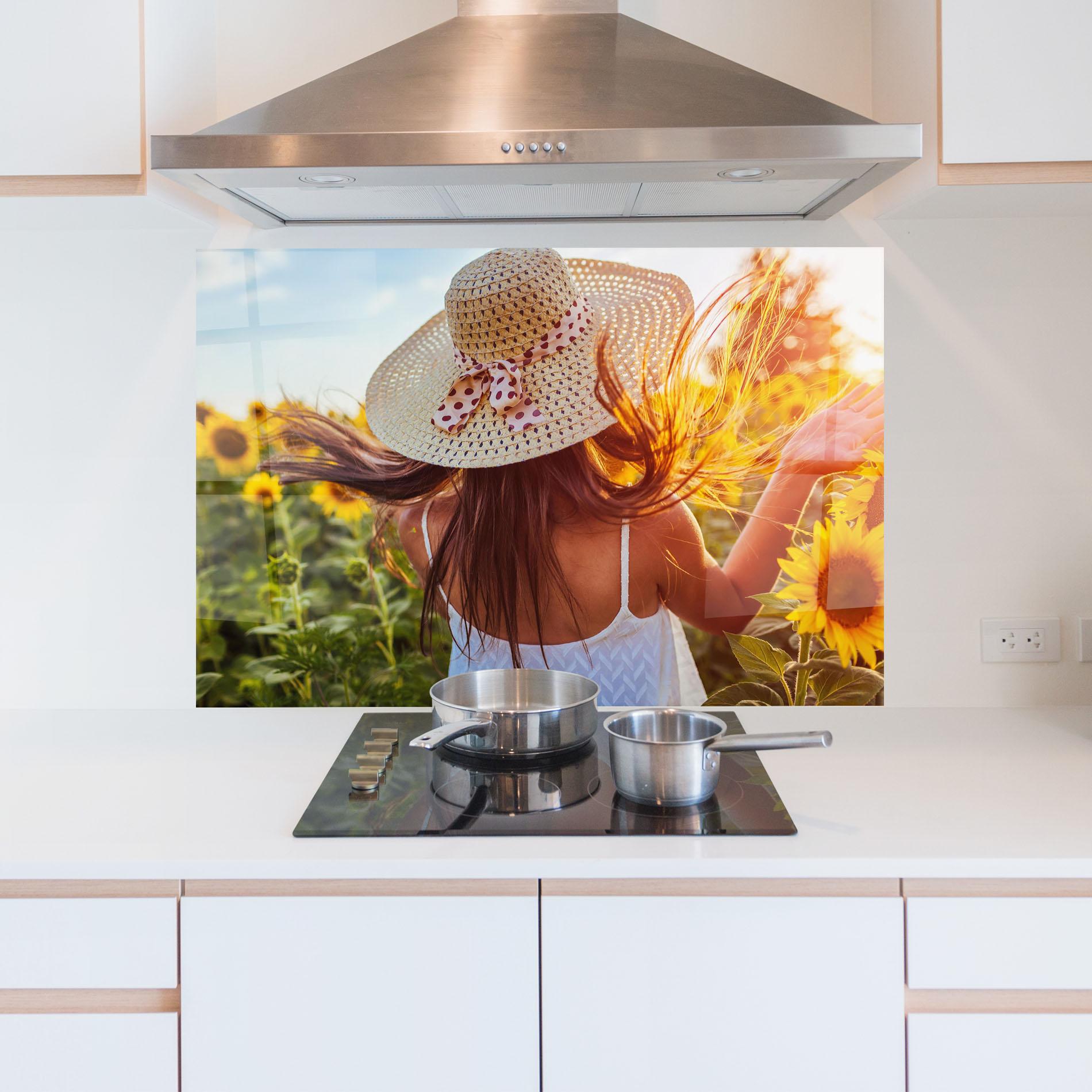 Panou Sticla Bucatarie Woman Blooming Field mockup 5