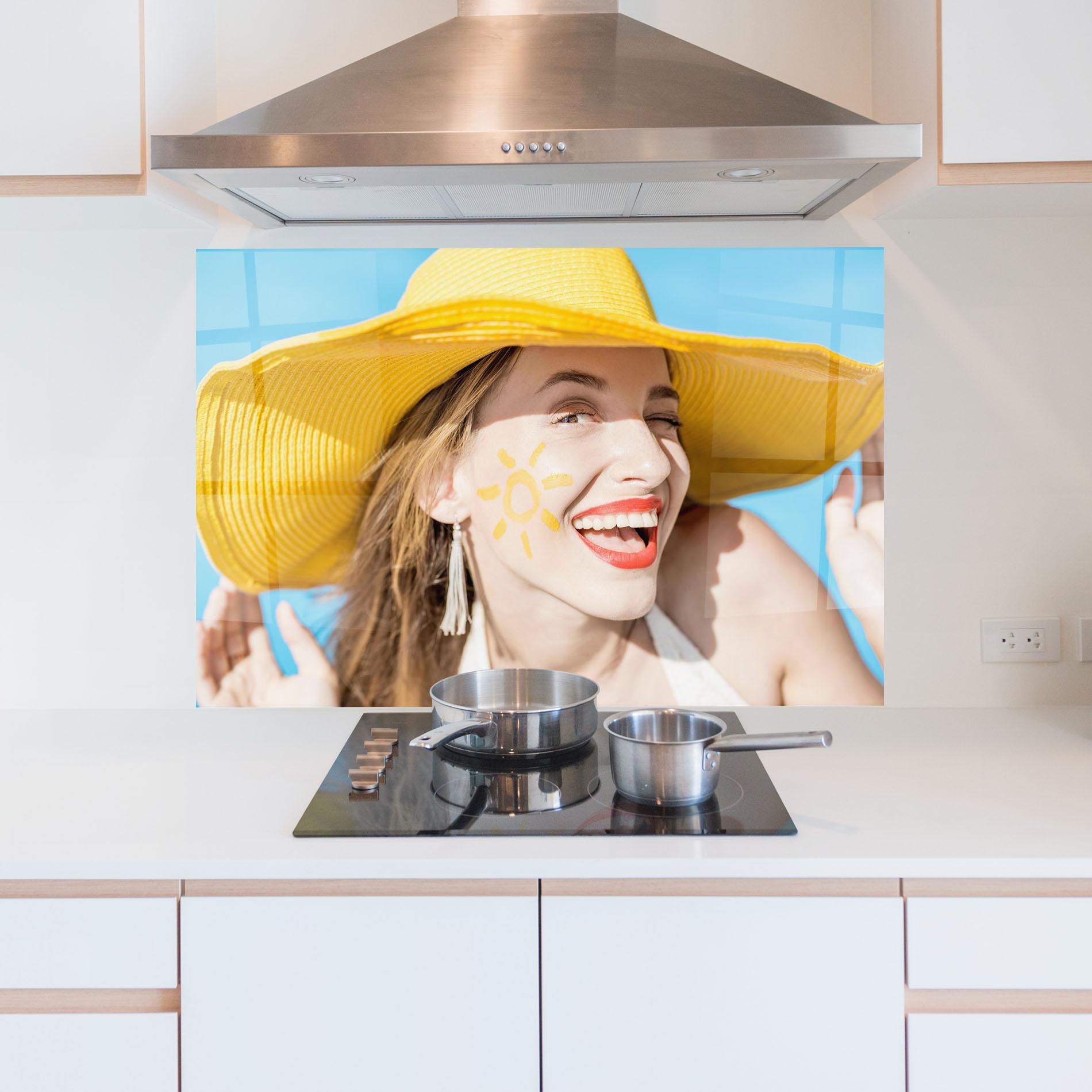 Panou Sticla Bucatarie Yellow Hat Woman mockup 5