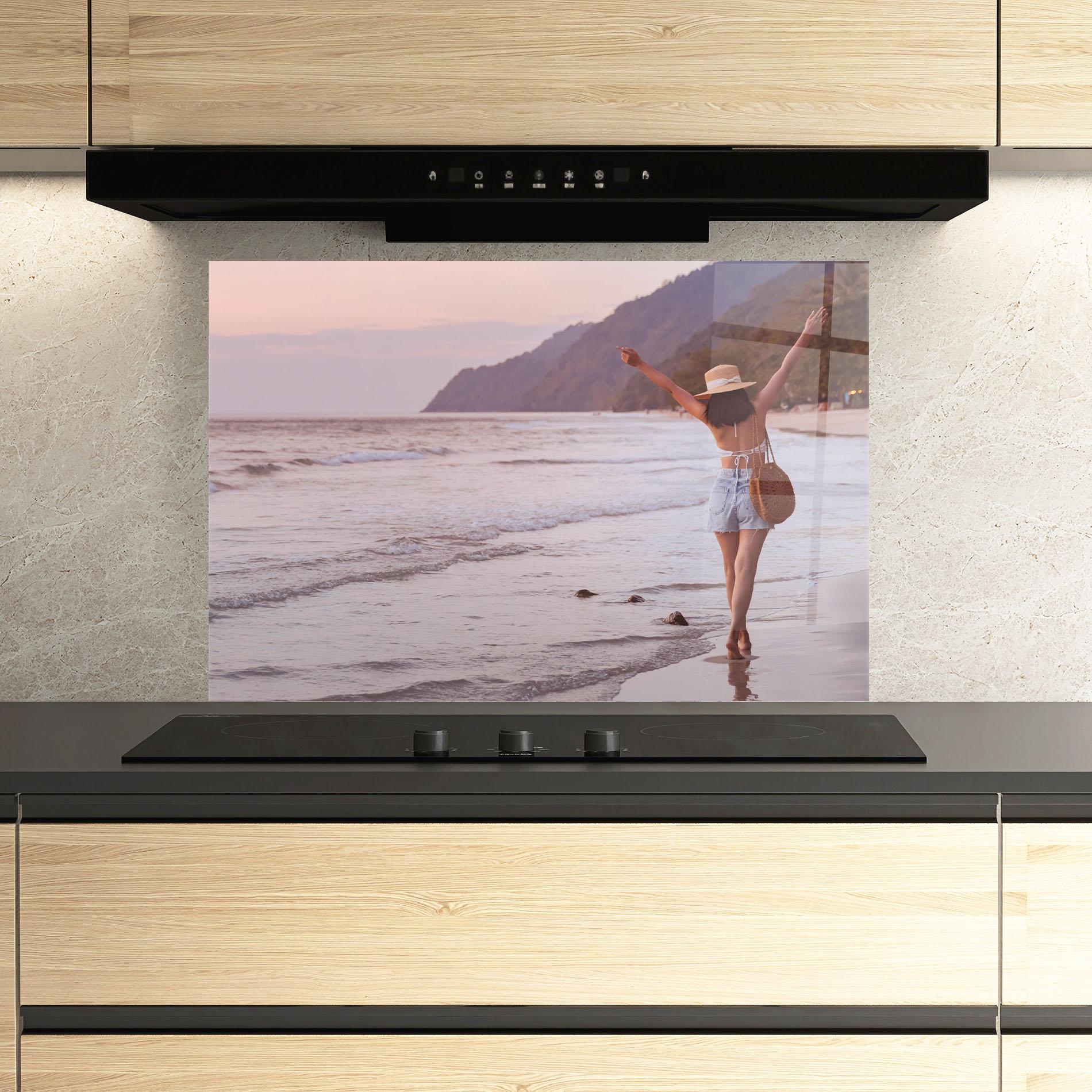 Panou Sticla Bucatarie Beach Traveler mockup 3