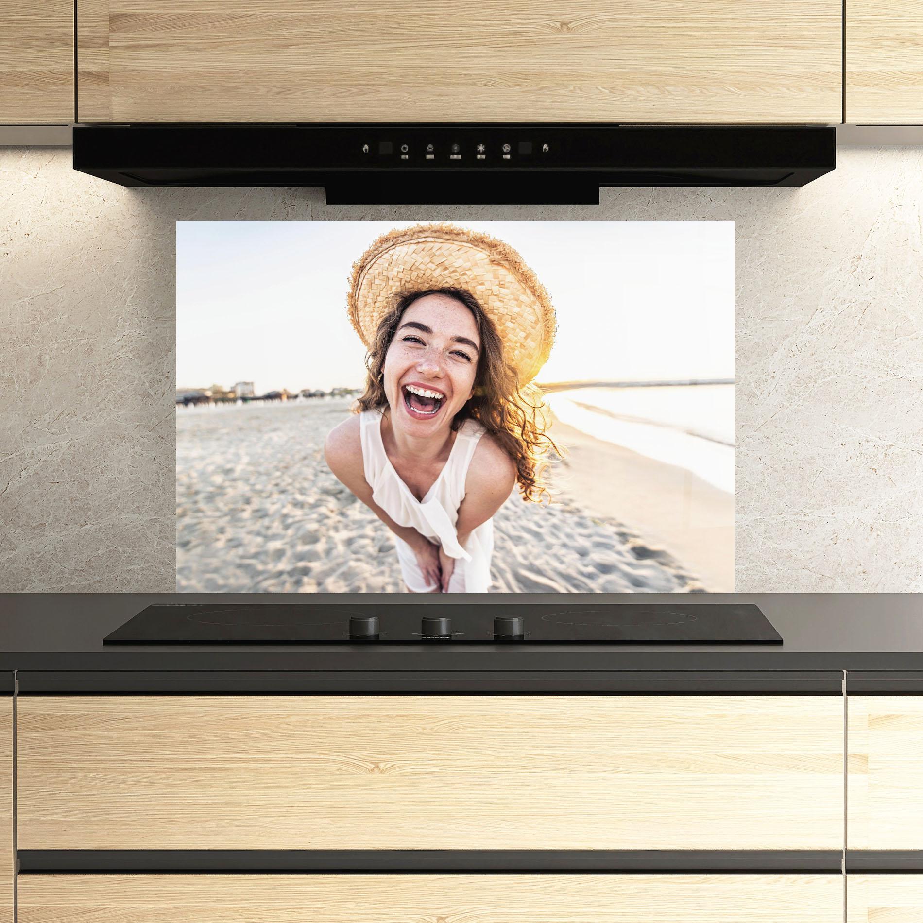 Panou Sticla Bucatarie Joyful Woman mockup 3