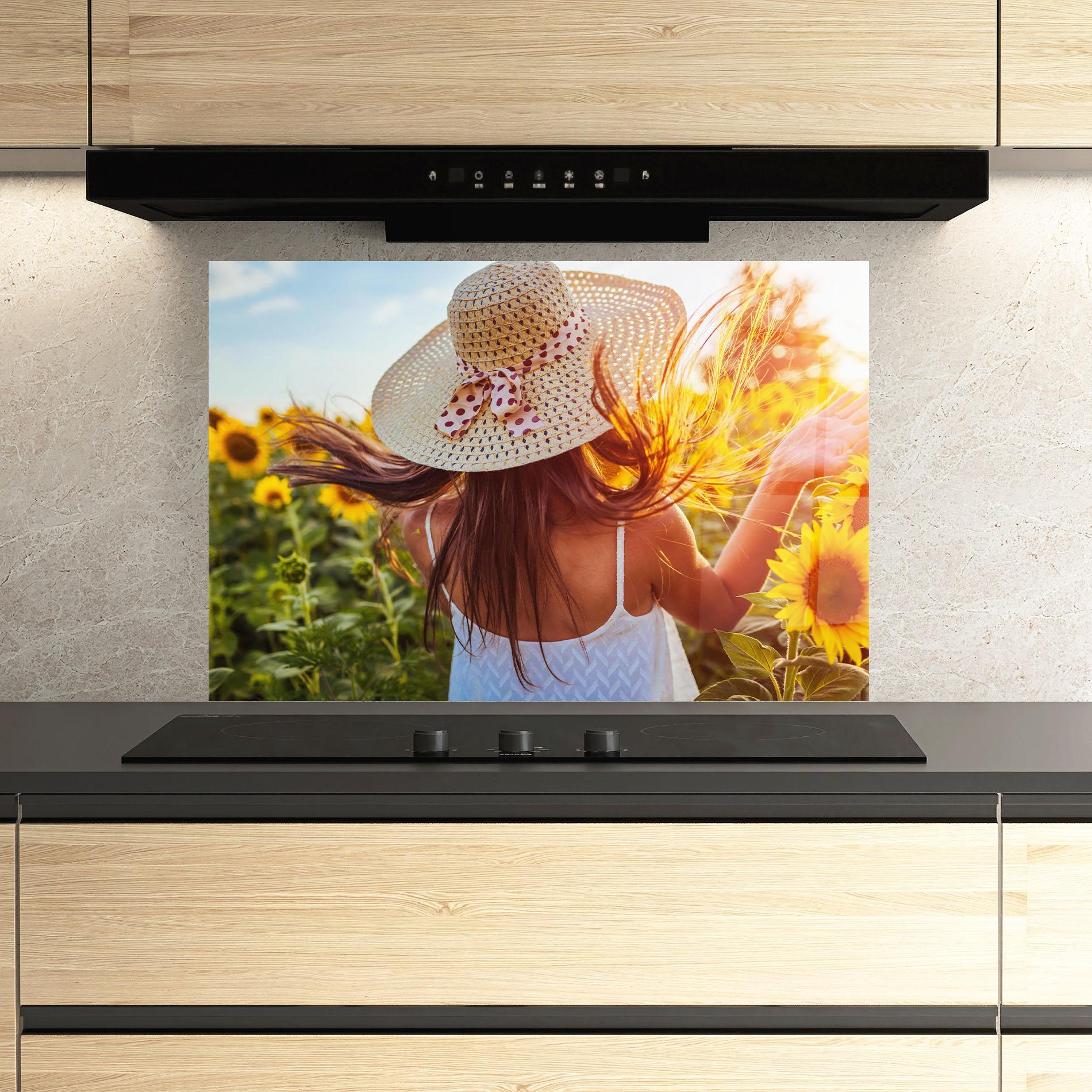 Panou Sticla Bucatarie Woman Blooming Field mockup 3