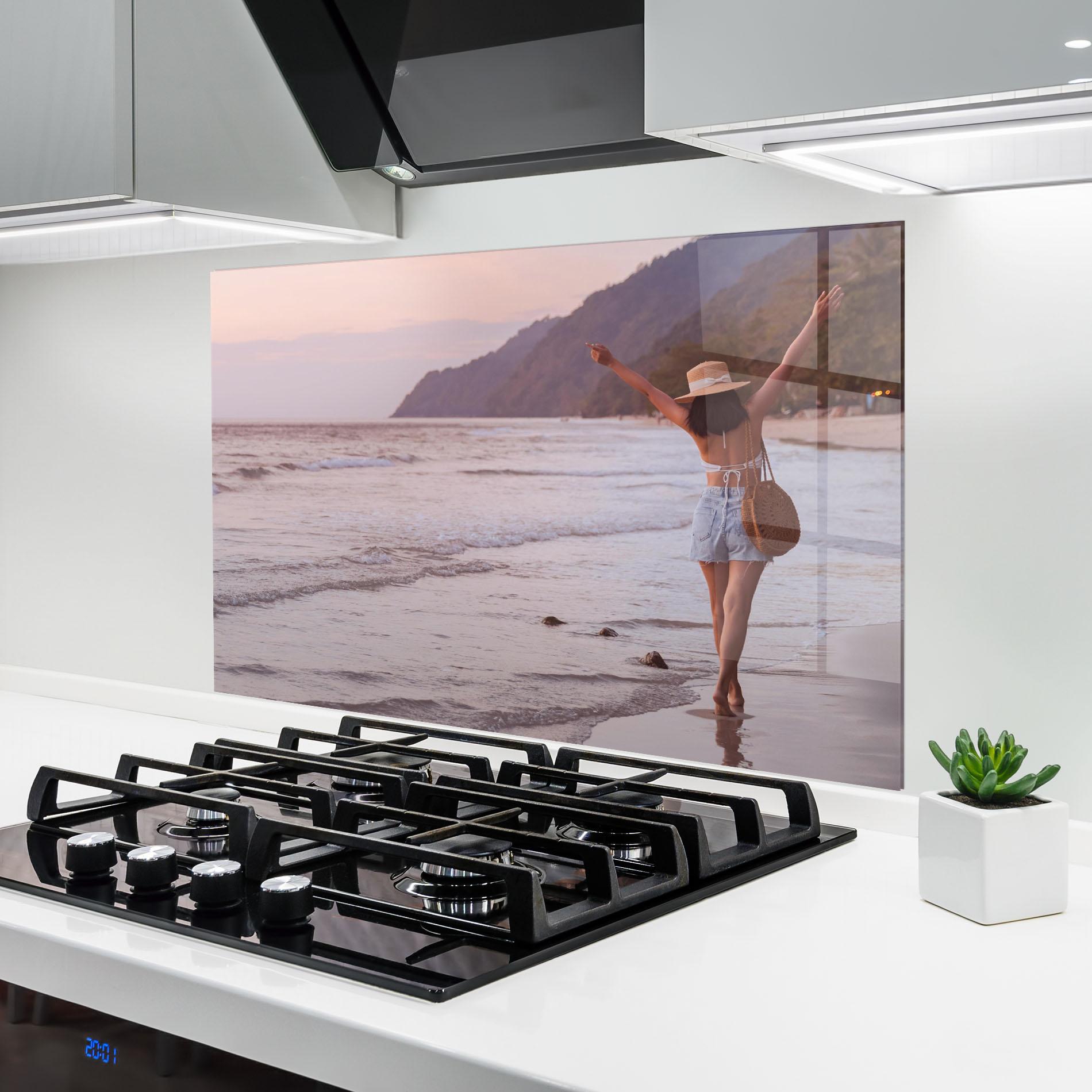 Panou Sticla Bucatarie Beach Traveler mockup 6