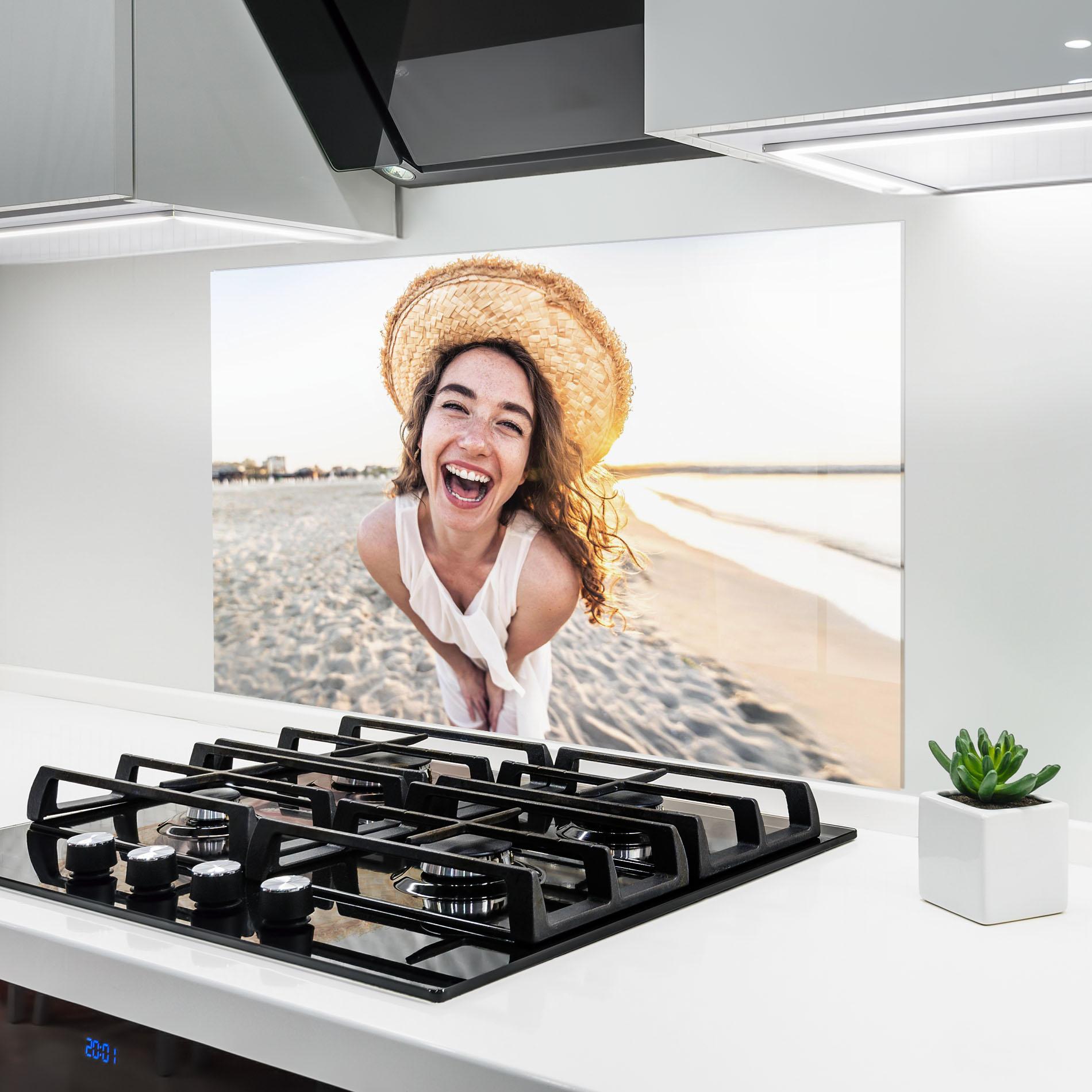 Panou Sticla Bucatarie Joyful Woman mockup 6