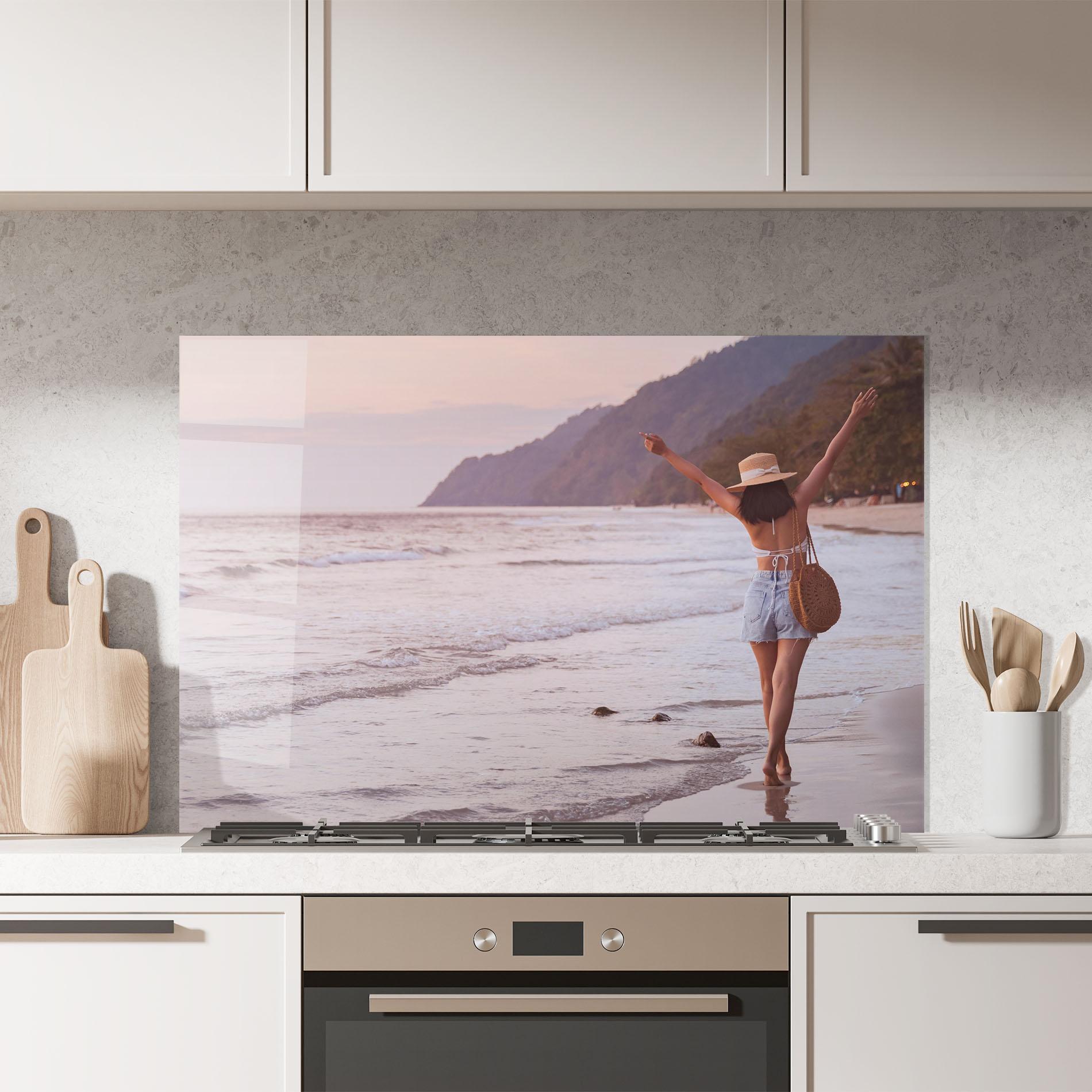 Panou Sticla Bucatarie Beach Traveler mockup 7