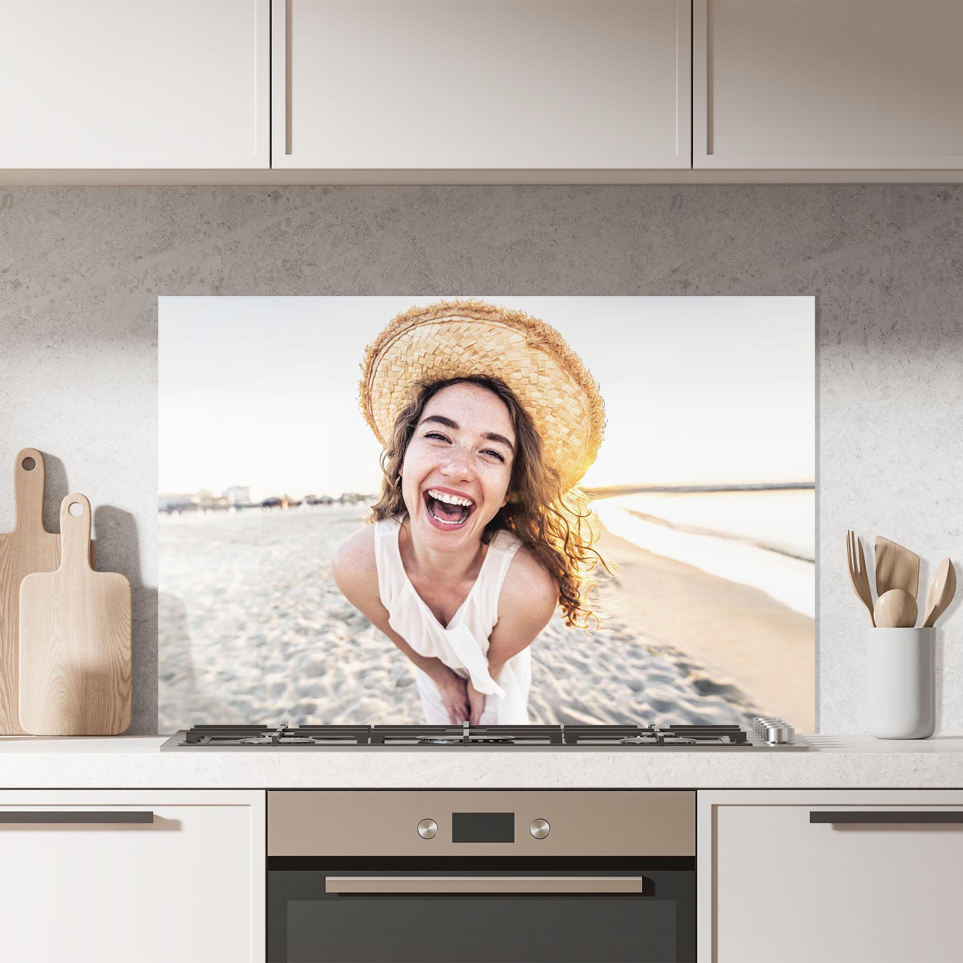 Panou Sticla Bucatarie Joyful Woman mockup 7