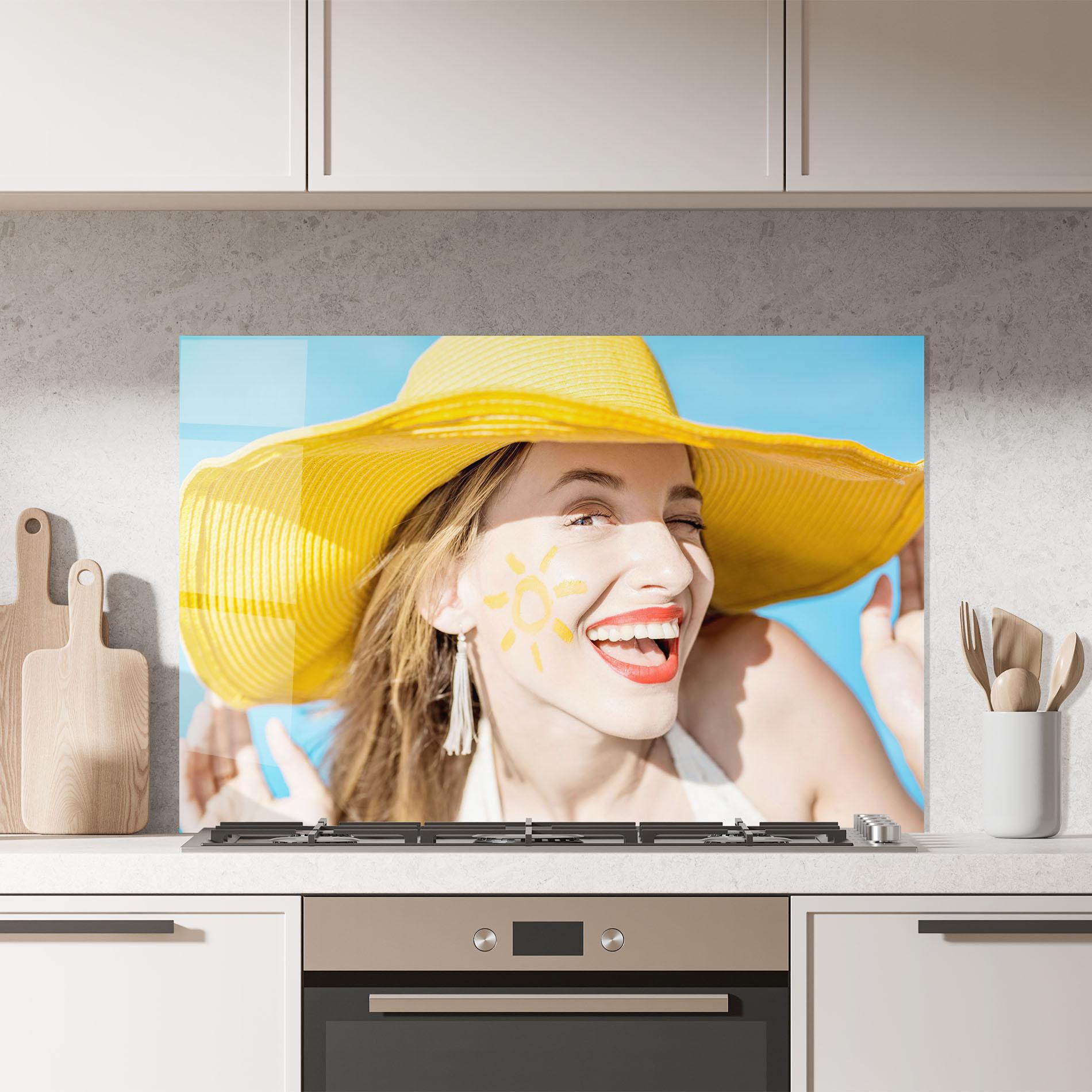 Panou Sticla Bucatarie Yellow Hat Woman mockup 7