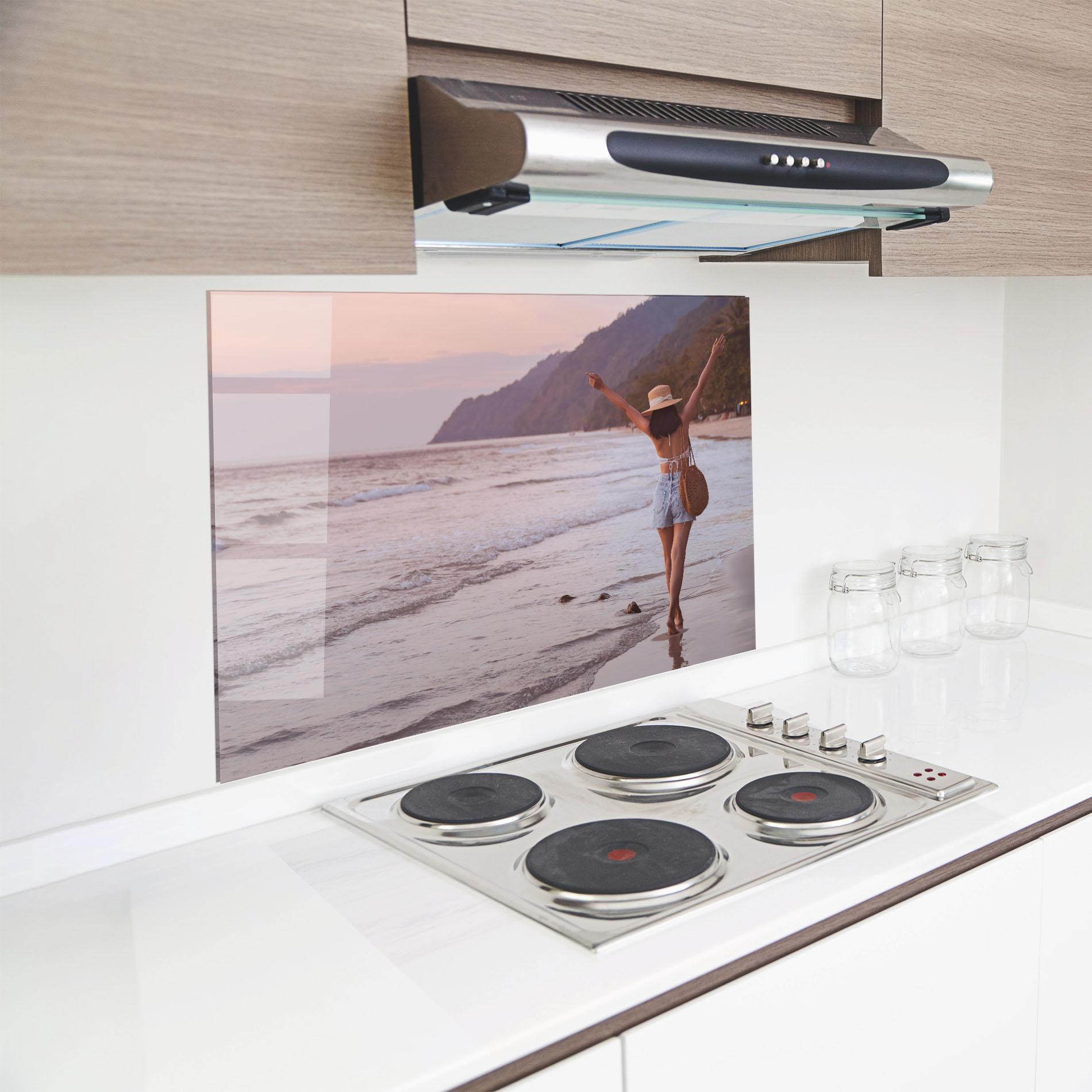 Panou Sticla Bucatarie Beach Traveler mockup 8